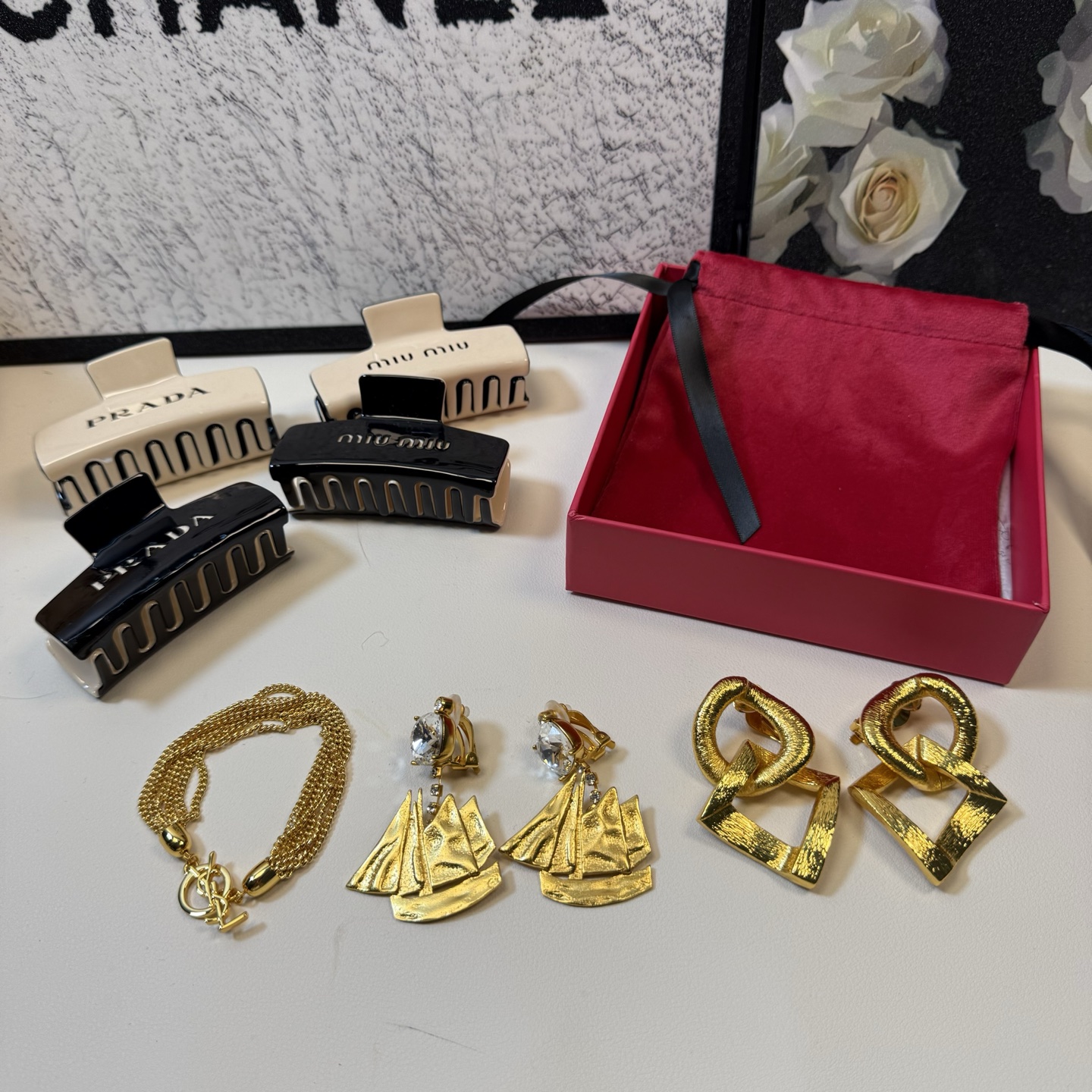NO:633091,Ysl new product golden retro bracelet, full of high-end and fashionable, medieval style, simple design, big brand retro, fashionable and foreign style, high-end and versatile 88160,, saint laurent, bracelet, Cartier high-end jewelry19860909Ysl 新品 金色复古手链 高级感满满时髦,中古学秀款简约设计大牌复古感十足,时髦又洋气高级百搭 88160,,saint laurent,bracelet,卡迪亚高端饰品,Jewelry