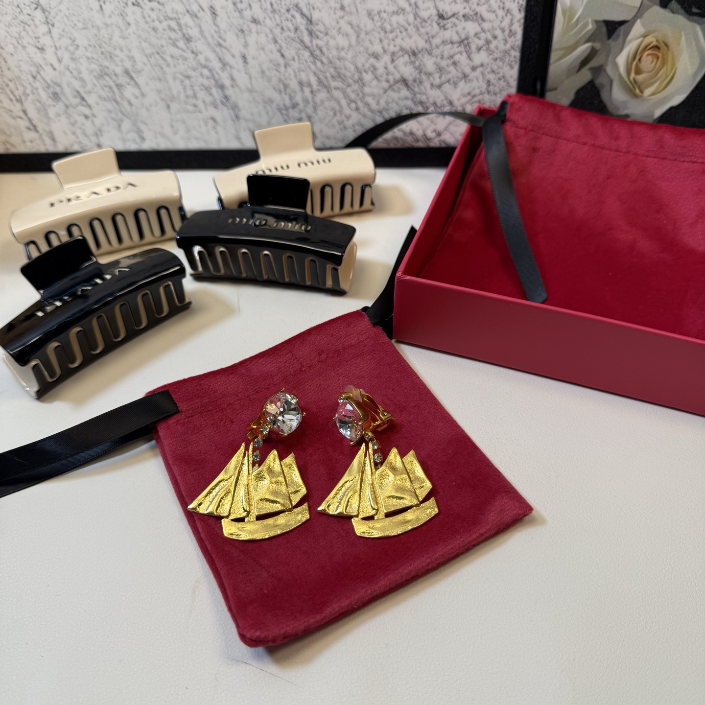 NO:633089,Ysl new product gold schooner ear clips, full of high-end and fashionable, medieval style simple design, full of retro feel, fashionable and foreign-style, high-end and versatile 88200,, saint laurent, Cartier high-end jewelry19860909Ysl 新品 金色复帆船耳夹 高级感满满时髦,中古学秀款简约设计大牌复古感十足,时髦又洋气高级百搭 88200,,saint laurent,卡迪亚高端饰品,Jewelry