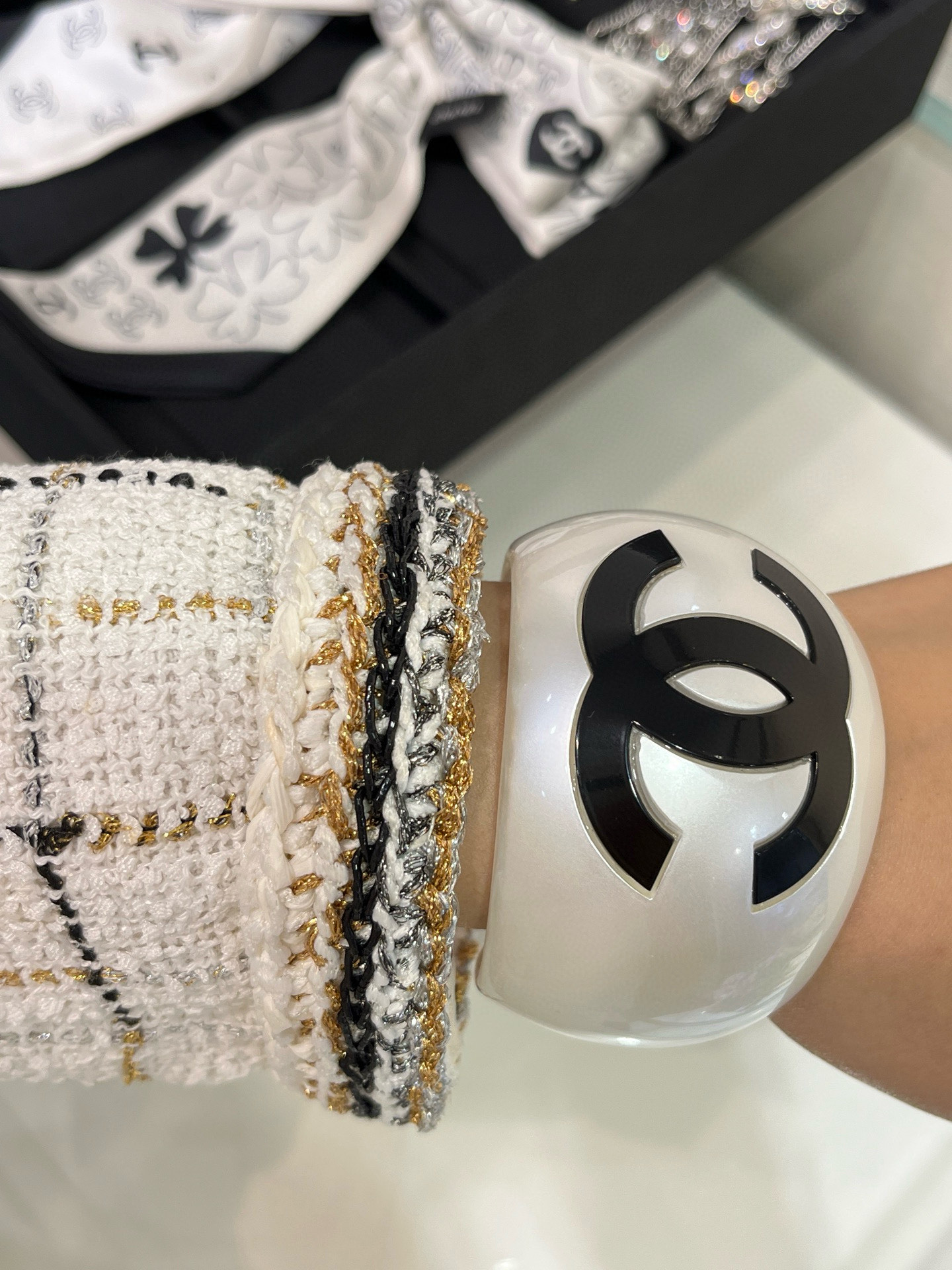   今日新品🌟黑白配色
𝑪𝒉𝒂𝒏𝒆𝒍 25。新款黑色双C珍珠白亚克力宽版开口手镯

灵感来源于圆润饱满大