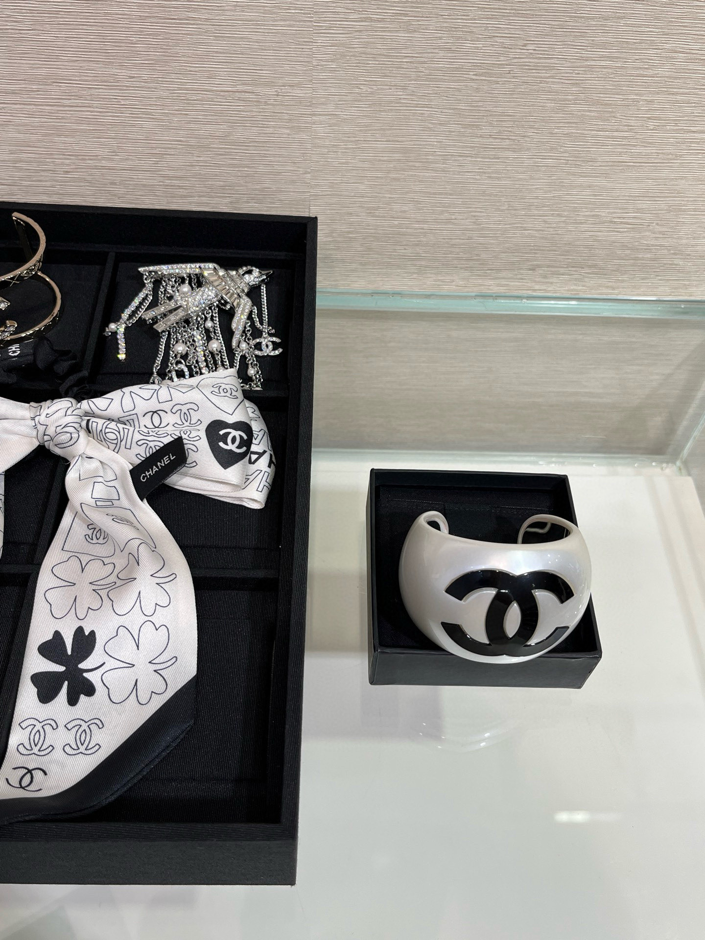   今日新品🌟黑白配色
𝑪𝒉𝒂𝒏𝒆𝒍 25。新款黑色双C珍珠白亚克力宽版开口手镯

灵感来源于圆润饱满大