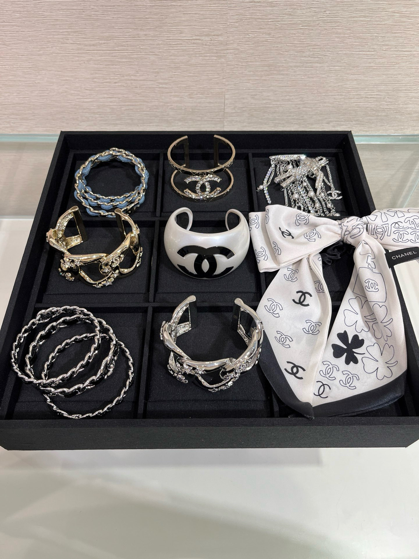   今日新品🌟黑白配色
𝑪𝒉𝒂𝒏𝒆𝒍 25。新款黑色双C珍珠白亚克力宽版开口手镯

灵感来源于圆润饱满大