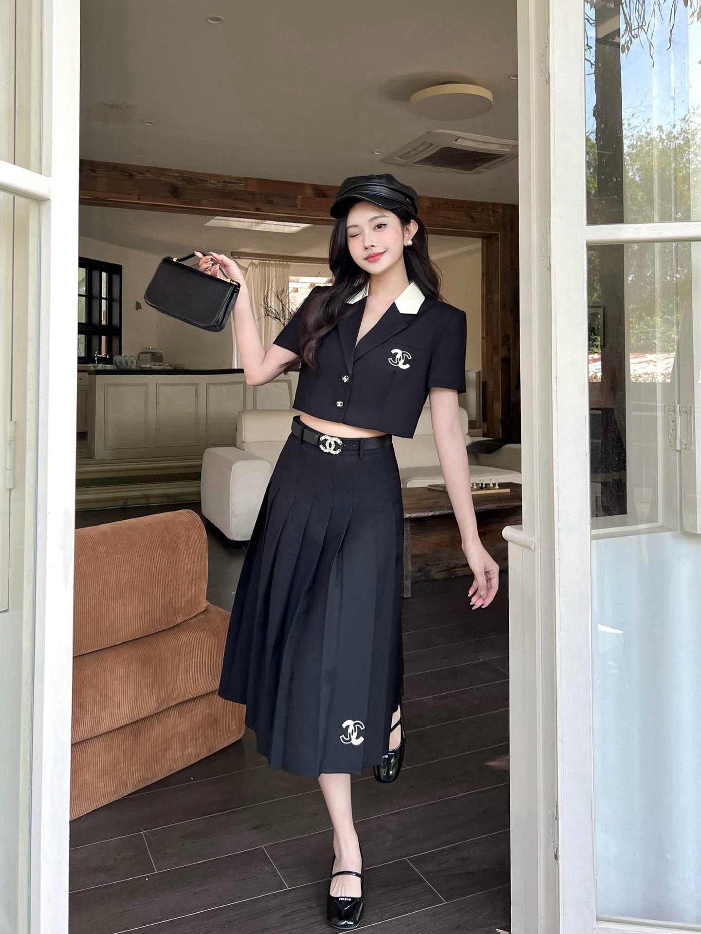 NO:326170,Model number D25031284 CHANE*L new letter logo logo fashion set!  Contrasting color splicing back large logo short top with high waist pleated mid-length skirt delivery belt!  Apricot, black, (M size shoulder width 40, bust 90, sleeve length 18, garment length 39; waist 70, skirt length 66) hair, chanel, skirt 66, alexander wang19860909款号D25031284 CHANE*L新款字母logo徽标时尚套装！撞色拼接后背大logo短款上衣高腰压褶中长款半身裙配送腰带！杏色、黑色、（M码肩宽40,胸围90,袖长18,衣长39；腰围70,裙长66）发,,chanel,skirts,alexander wang,Women's clothing