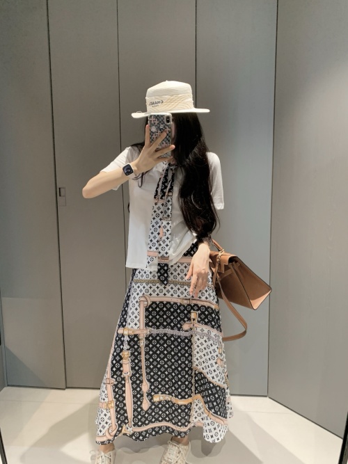 Elegant Women's Midi Skirt Set with Scarf and Hat - Chic and Versatile Outfit 1 Elegant Women's Midi Skirt Set with Scarf and Hat - Chic and Versatile Outfit