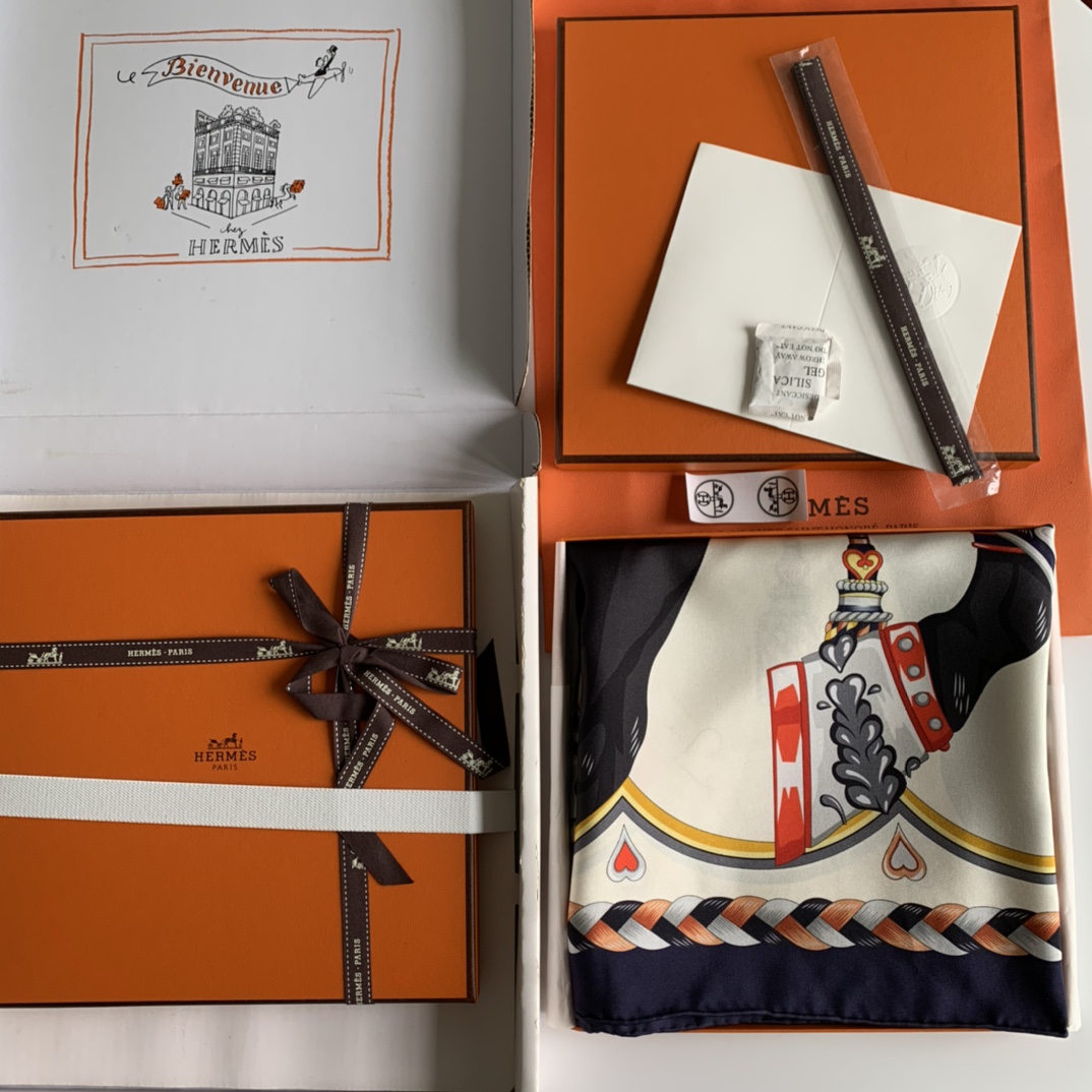 Hermès Zijden Sjaal 90x90 cm - Sweet Saddle Design, Handgerolde Rand, Complete Set
