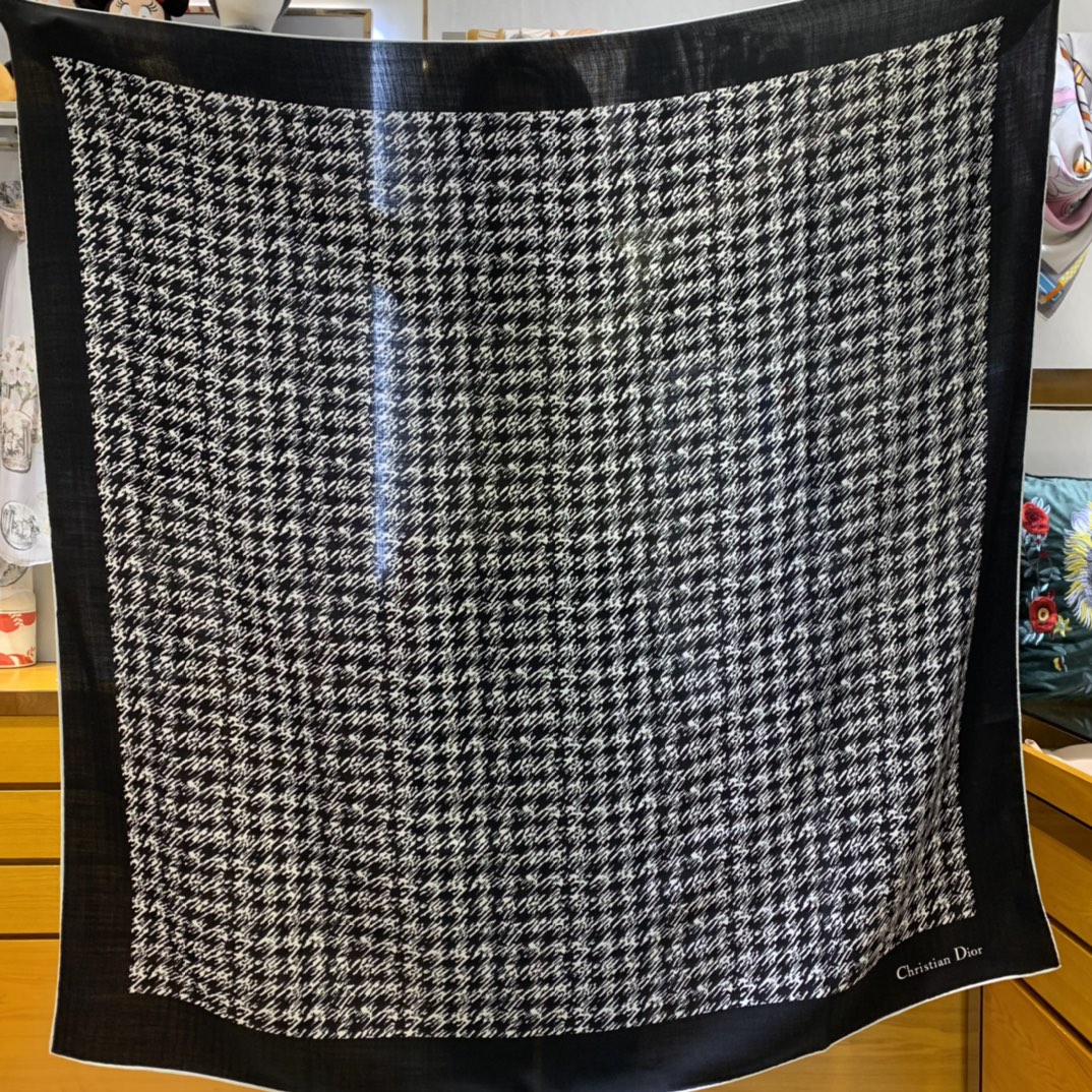 迪奥丝绒方巾披肩 千鸟格 140*140cm 70%羊绒30%真丝 厚度适中 风格百搭
