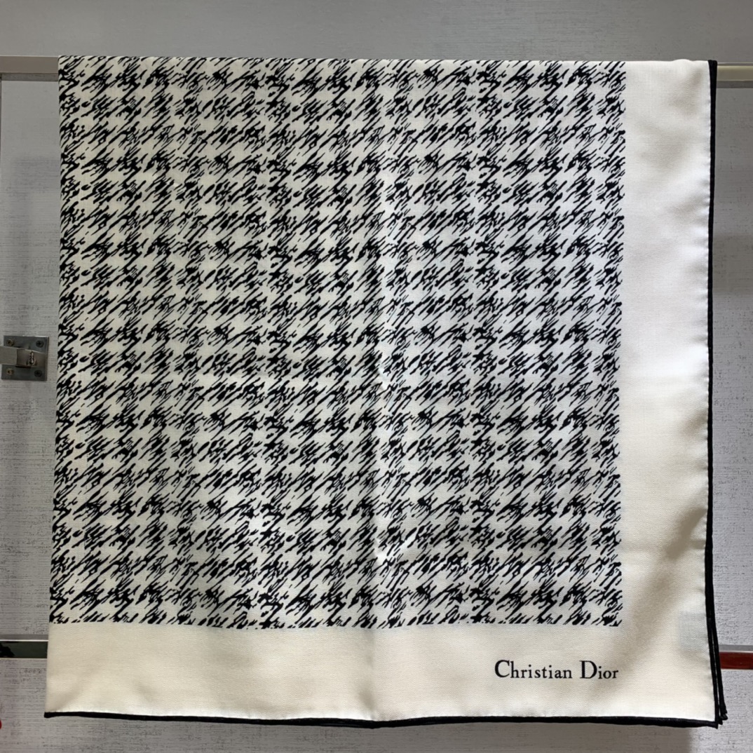 迪奥丝绒方巾披肩 千鸟格 140*140cm 70%羊绒30%真丝 厚度适中 风格百搭