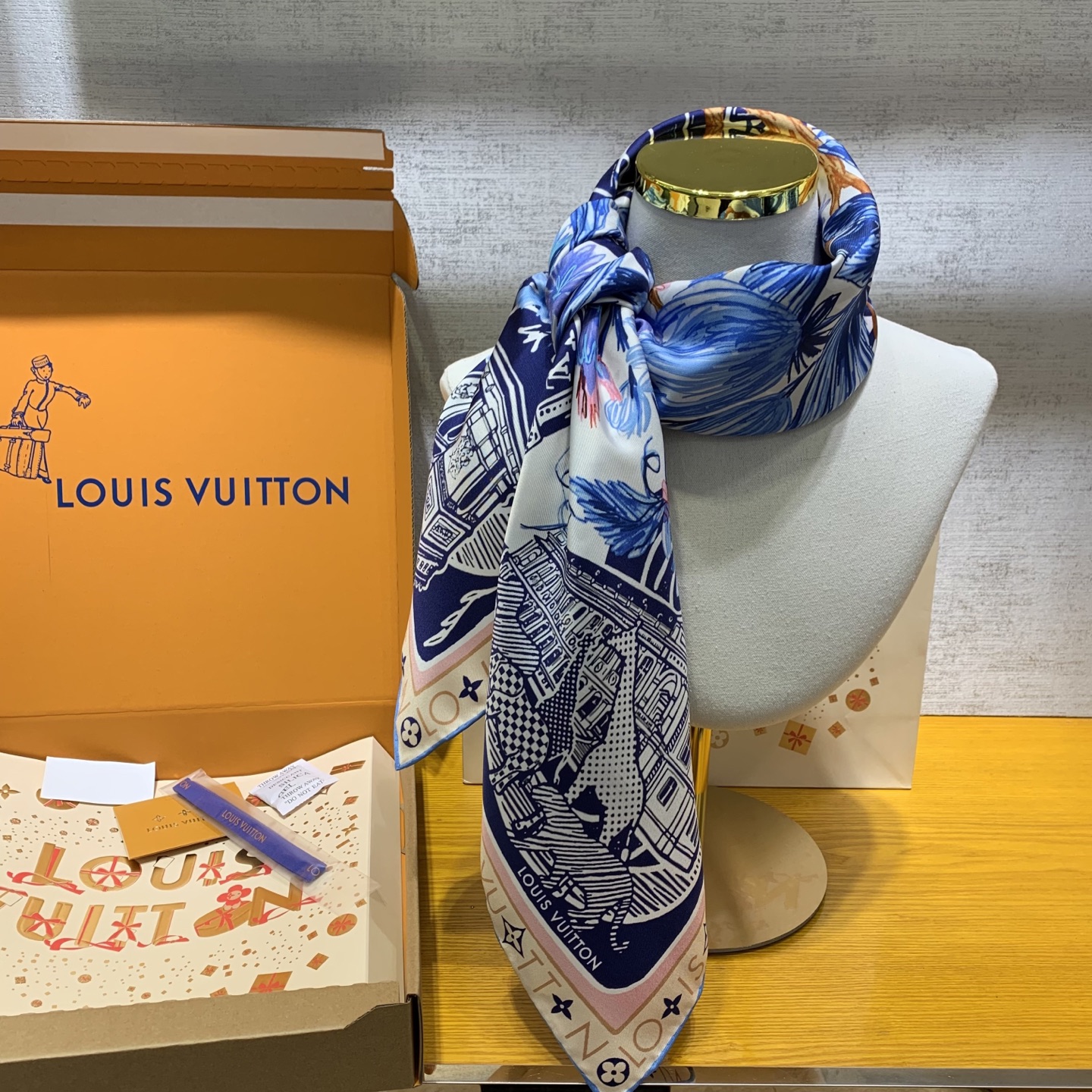 Louis Vuitton Jardin Blue Silk Square Scarf - 90x90cm 7 i1744699099944 9768 0 4