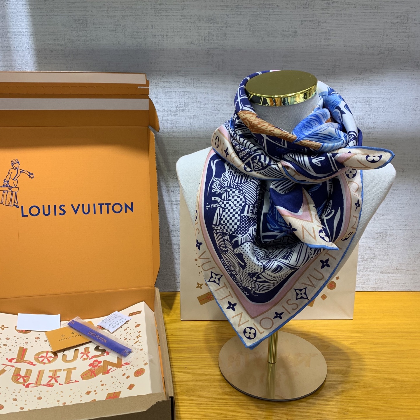Louis Vuitton Jardin Blue Silk Square Scarf - 90x90cm 6 i1744699099954 1144 0 3