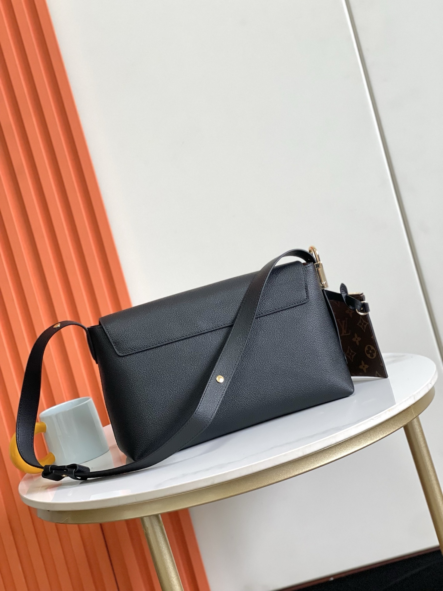 顶级原单 M13151棕色  M13148黑色
【Low Key Messenger】 介绍低键信使包,