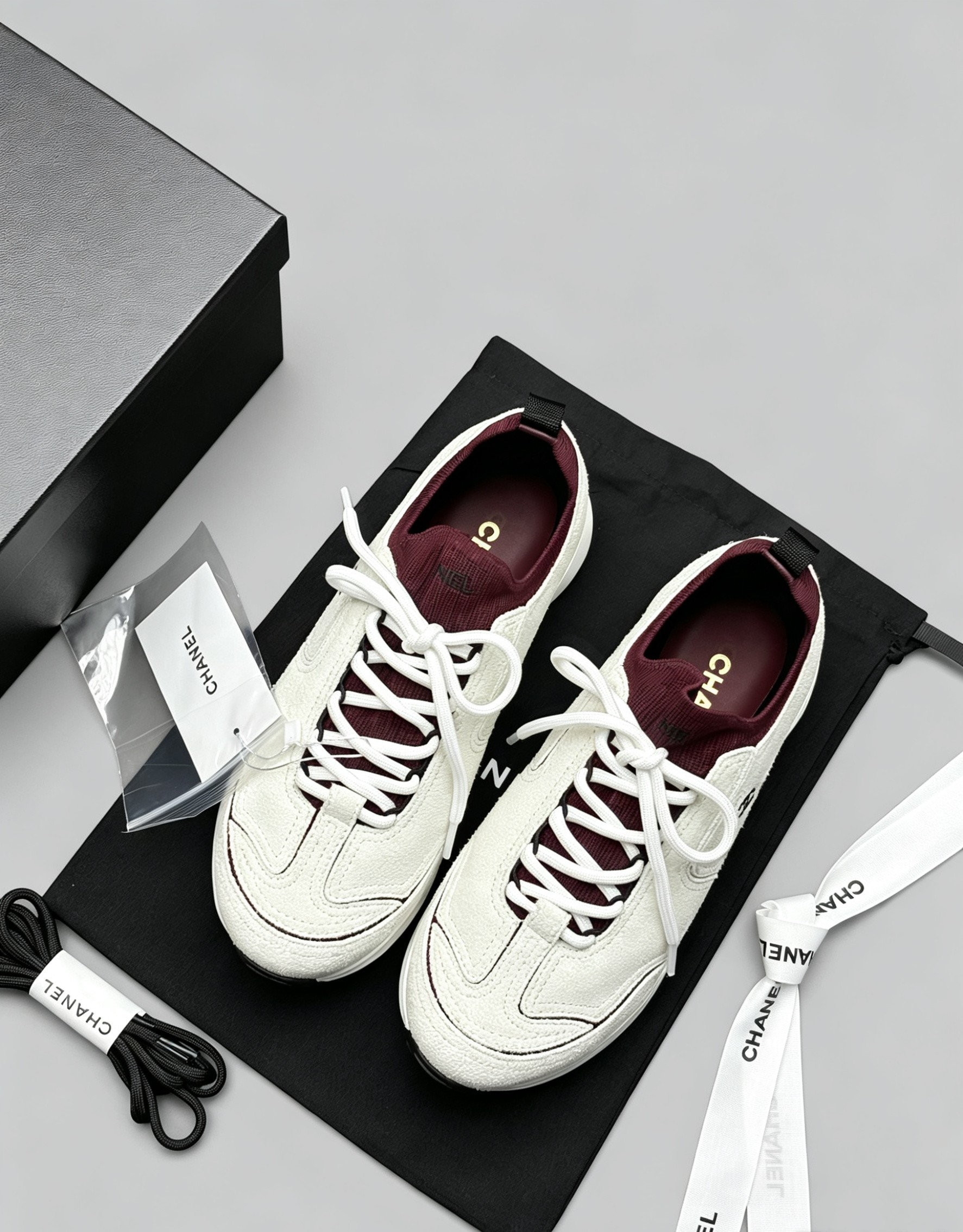 NO:904393,The top version produced in Guangdong is off-white and burgundy CHANEL's new retro Dexun jogging shoes. The body of the shoe is off-white suede. The shoe shape is smooth and modifies the foot shape. It is invisible and increases the size of the upper foot. The upper foot is large and the foot is small. The genuine leather material feels soft and waxy on the foot, and the thick sole is cushioned. It can be worn for daily travel and shopping. Shoe size 3540, can be easily matched with jeans and sports pants in all seasons. Casual shoes/sports shoes, chanel, sneakers, jeans, chamois leather19860909莞产顶级版本 米白色拼酒红色CHANEL新款复古德训慢跑鞋上新 鞋身米白麂皮,鞋型流畅修饰脚型,隐形增高,上脚巨显脚小. 真皮材质脚感软糯,厚底缓震,日常出行、逛街都能穿. 鞋码3540,四季都能轻松搭配牛仔裤、运动裤.,休闲鞋/运动鞋,chanel,sneakers,jeans,chamois leather,Women's Shoes