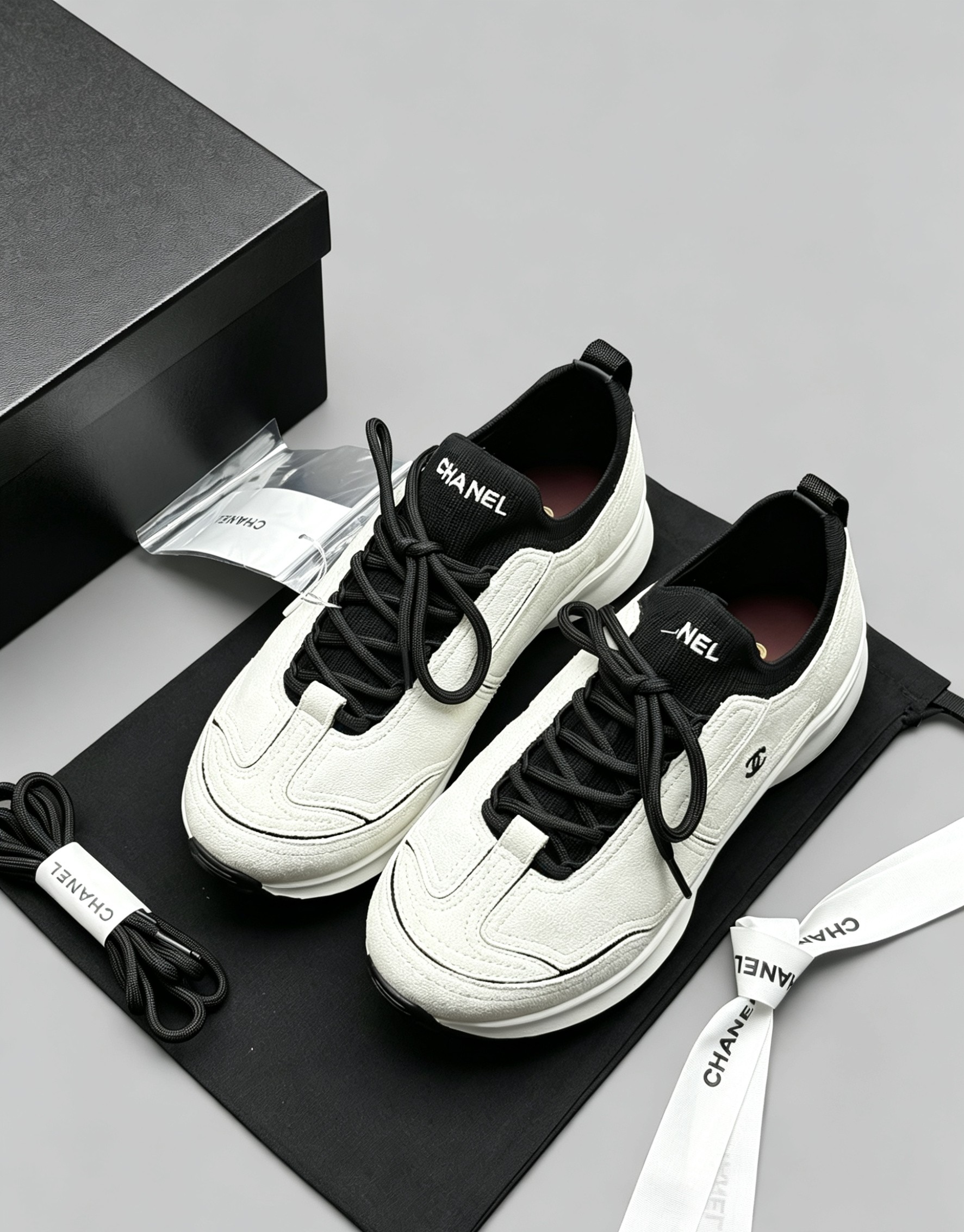 NO:904399,The top version produced in Guangzhou is off-white and black. CHANEL's new retro Dexun jogging shoes are new. The shoe body is off-white and sueded. The shoe shape is smooth and modifies the foot shape, invisible heightening, and the upper foot is large and small. The genuine leather material feels soft and waxy on the foot, and the thick sole is cushioned. It can be worn for daily travel and shopping. The shoe size is 3540, which can be easily matched with jeans and sports pants in all seasons. Casual shoes/sports shoes, chanel, sneakers, jeans19860909莞产顶级版本 米白色拼黑色 CHANEL新款复古德训慢跑鞋上新 鞋身米白翻毛 鞋型流畅修饰脚型,隐形增高,上脚巨显脚小. 真皮材质脚感软糯,厚底缓震,日常出行、逛街都能穿. 鞋码3540,四季都能轻松搭配牛仔裤、运动裤.,休闲鞋/运动鞋,chanel,sneakers,jeans,Women's Shoes