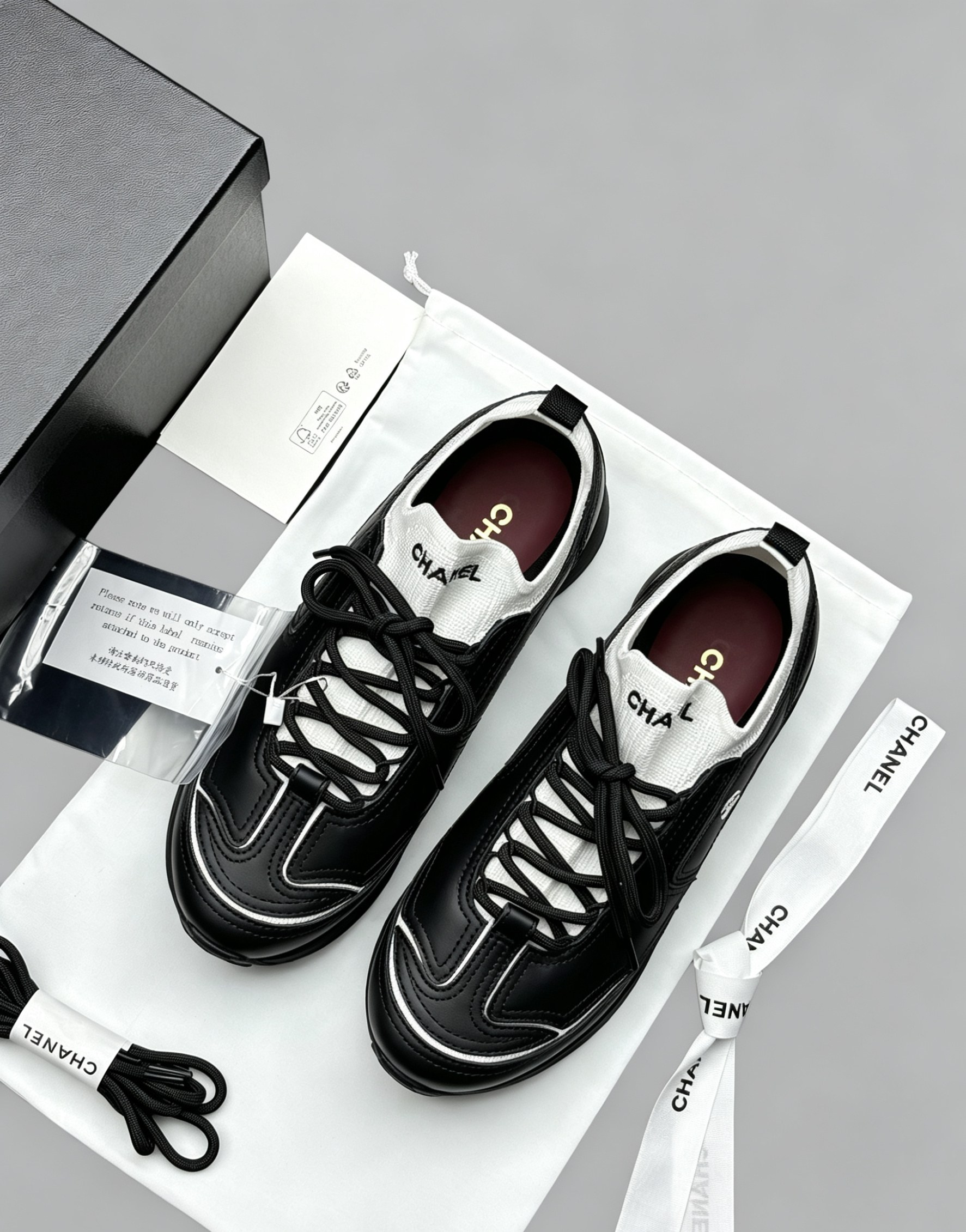 NO:904405,The top version produced in Dongguan, black leather, CHANEL's new retro Dexun jogging shoes, new full-grain smooth cowhide. The shoe shape is smooth and modifies the foot shape, invisible heightening, and the upper foot is large and small. The genuine leather material feels soft and waxy, and the thick sole is cushioned. It can be worn for daily travel and shopping. The shoe size is 3540, which can be easily matched with jeans and sports pants in all seasons. Casual shoes/sports shoes, chanel, sneakers, jeans, cowhide19860909莞产顶级版本 黑色皮面 CHANEL新款复古德训慢跑鞋上新全粒面光面牛皮 鞋型流畅修饰脚型,隐形增高,上脚巨显脚小. 真皮材质脚感软糯,厚底缓震,日常出行、逛街都能穿. 鞋码3540,四季都能轻松搭配牛仔裤、运动裤.,休闲鞋/运动鞋,chanel,sneakers,jeans,cowhide,Women's Shoes