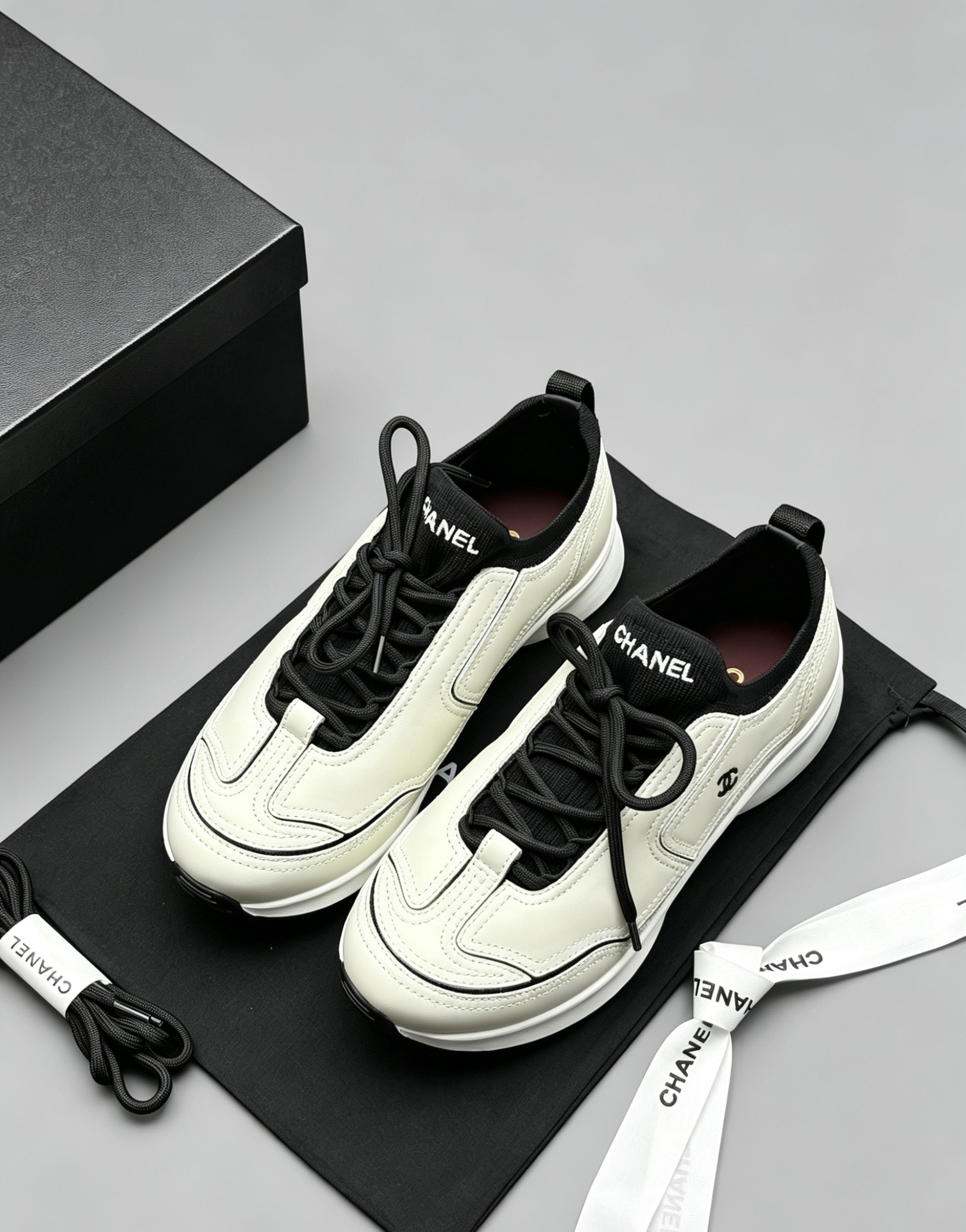 NO:904410,The top version produced in Guangdong is off-white leather CHANEL's new retro Dexun jogging shoes. The whole body is made of off-white smooth genuine leather. The whole shoe shape smoothly modifies the foot shape, invisible increase, and the upper foot is large and small. The genuine leather material feels soft and waxy on the foot, and the thick sole is cushioned. It can be worn for daily travel and shopping. Shoe size 3540, can be easily matched with jeans and sports pants in all seasons. Casual shoes/sports shoes, chanel, sneakers, jeans19860909莞产顶级版本 米白色皮面CHANEL新款复古德训慢跑鞋上新通体米白光面真皮 通体鞋型流畅修饰脚型,隐形增高,上脚巨显脚小. 真皮材质脚感软糯,厚底缓震,日常出行、逛街都能穿. 鞋码3540,四季都能轻松搭配牛仔裤、运动裤.,休闲鞋/运动鞋,chanel,sneakers,jeans,Women's Shoes