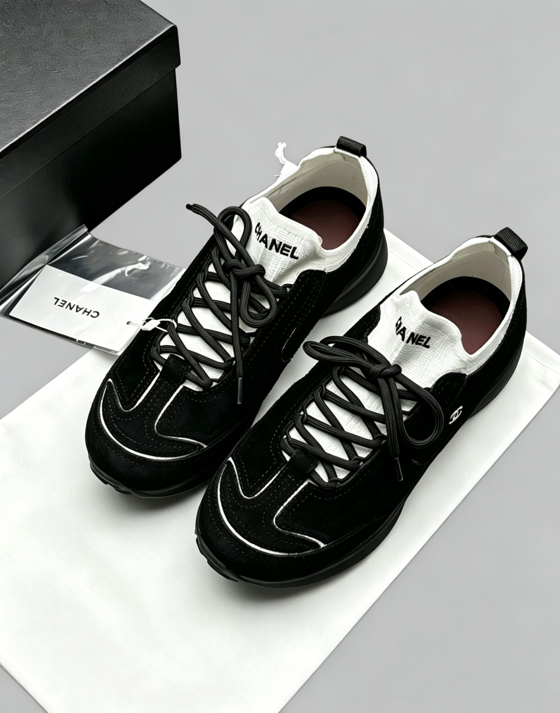 NO:904414,The top version produced in Dongguan, black and white, CHANEL's new retro Dexun jogging shoes are new. The shoe body is stitched with black and white contrasting colors. The shoe shape is smooth and modifies the foot shape, invisible heightening, and the upper foot is large and small. The genuine leather material feels soft and waxy on the foot, and the thick sole is cushioned. It can be worn for daily travel and shopping. The shoe size is 3540, which can be easily matched with jeans and sports pants in all seasons. Casual shoes/sports shoes, chanel, sneakers, jeans19860909莞产顶级版本 黑色拼白色 CHANEL新款复古德训慢跑鞋上新 鞋身黑白撞色拼接 鞋型流畅修饰脚型,隐形增高,上脚巨显脚小. 真皮材质脚感软糯,厚底缓震,日常出行、逛街都能穿. 鞋码3540,四季都能轻松搭配牛仔裤、运动裤.,休闲鞋/运动鞋,chanel,sneakers,jeans,Women's Shoes