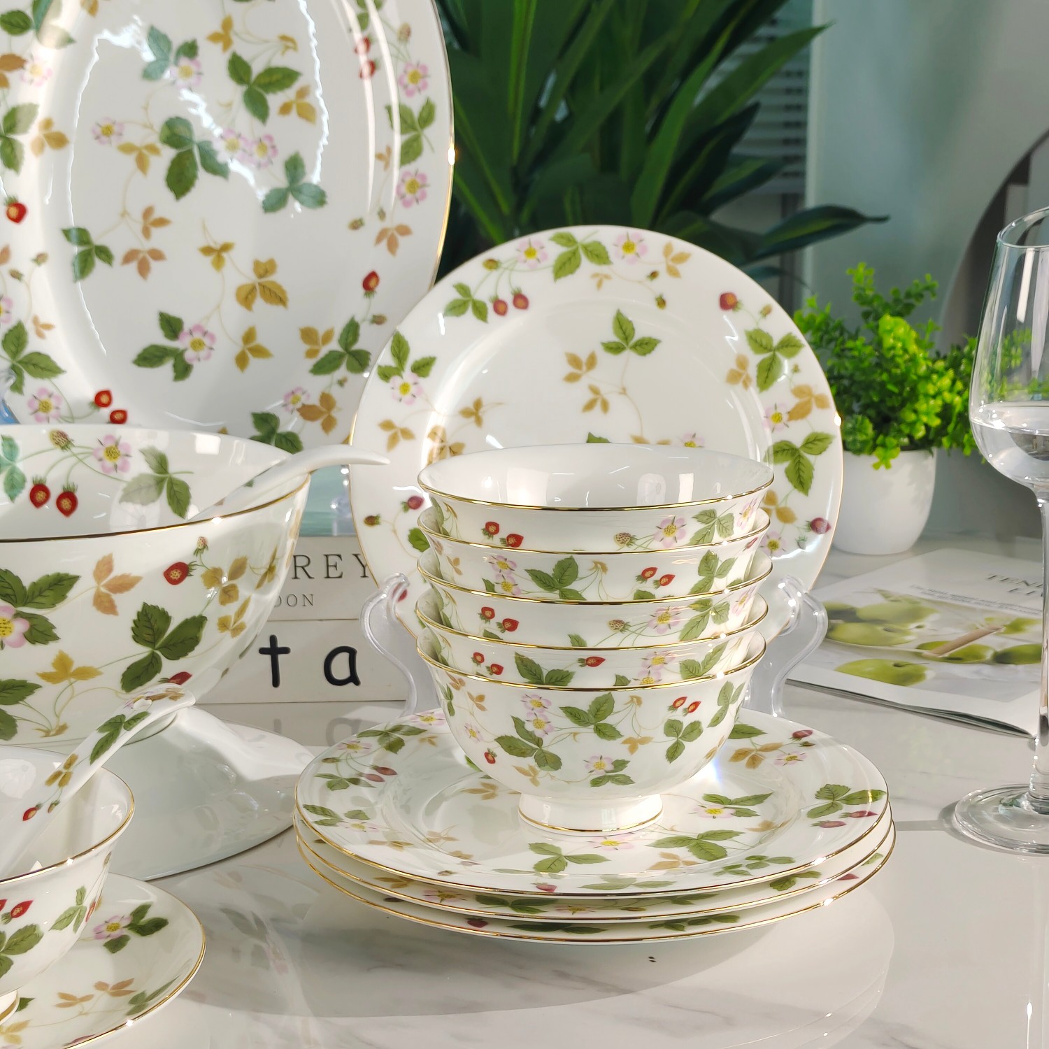 **Wedgwood Wild Strawberry Collection 36-Piece Fine Bone China Dinnerwar - Comprehensive 4