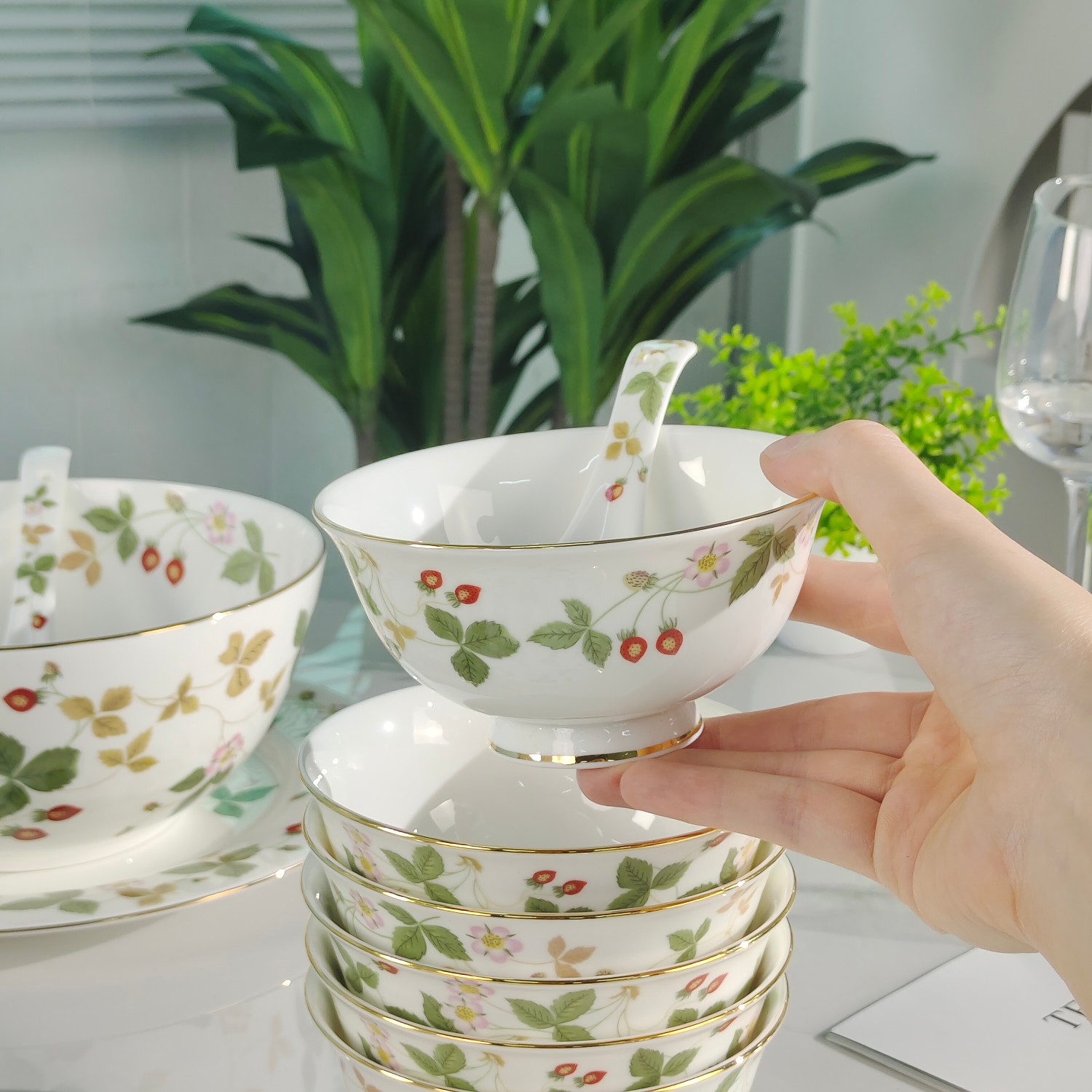 **Wedgwood Wild Strawberry Collection 36-Piece Fine Bone China Dinnerwar - Comprehensive 8