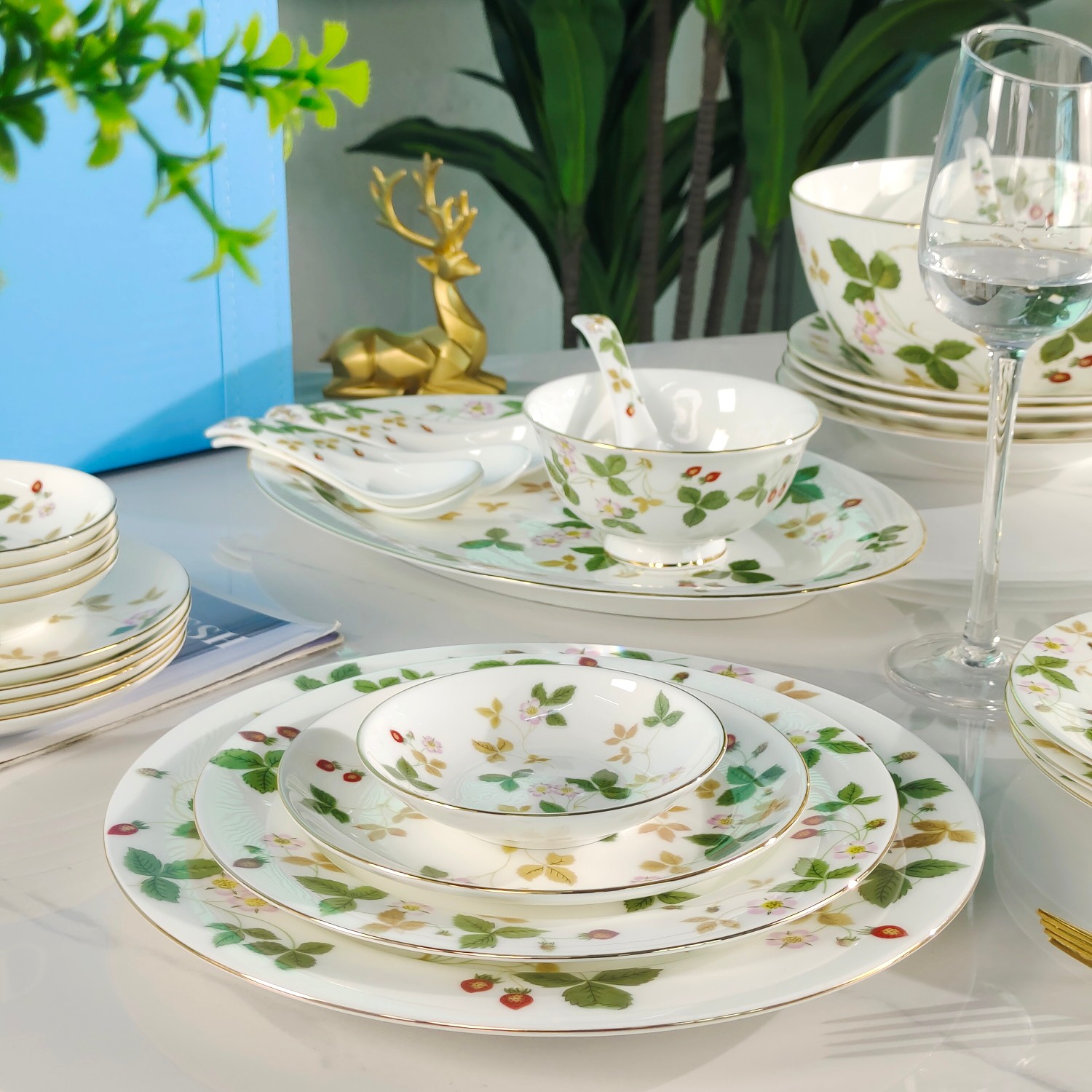 **Wedgwood Wild Strawberry Collection 36-Piece Fine Bone China Dinnerwar - Comprehensive 9