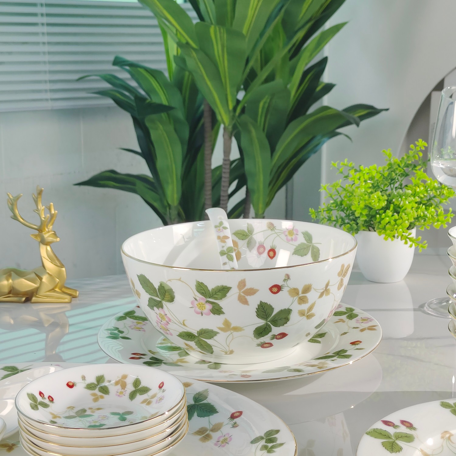 **Wedgwood Wild Strawberry Collection 36-Piece Fine Bone China Dinnerwar - Comprehensive 7