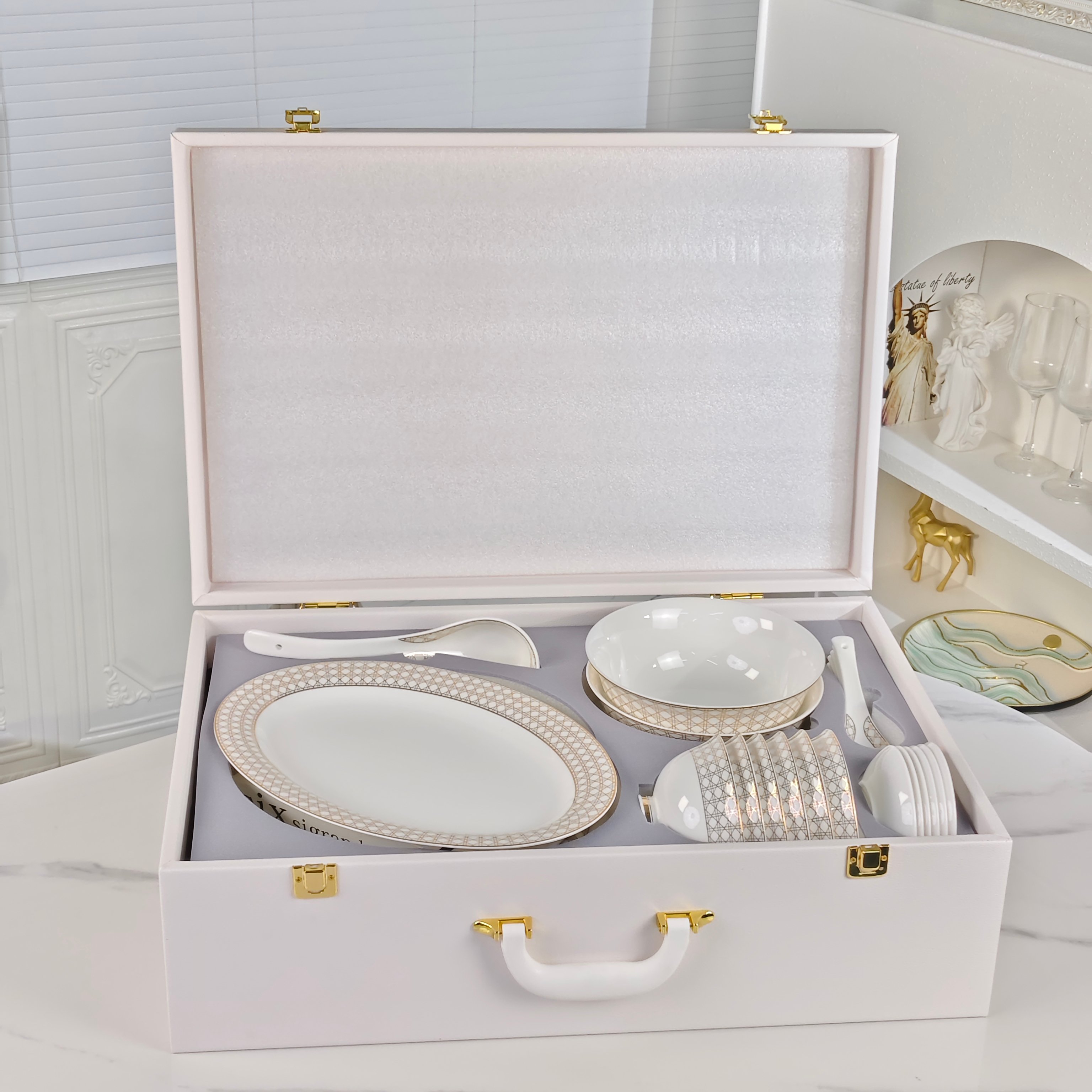 Dior Maison Lifestyle Luxury Home Decor Blanket Tableware Bedding 2