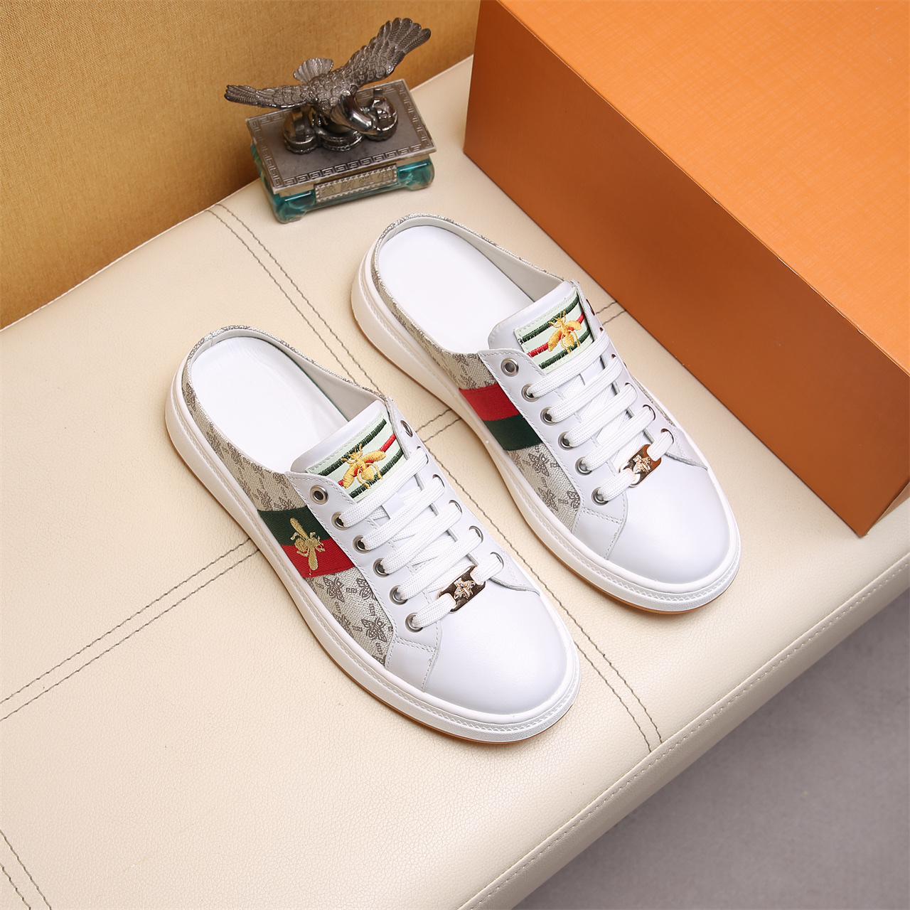 NO:852955,[Gucci] Men's latest half-flop, equipped with the most popular elements at the moment, the upper is made of imported high-quality cowhide, and the lining is made of high-quality sheepskin, which is soft and comfortable. The picky selection of materials and exquisite workmanship give you the best enjoyment. Size 38-44, G11,,cowhide,sheepskin19860909[古奇]男士最新半拖,配备当下最流行元素,鞋面采用进口优质牛皮,内里采用优质羊皮柔软舒适.挑剔的选料精致的做工给您最好的享受.码数38-44,G11,,cowhide,sheepskin,Men's shoes