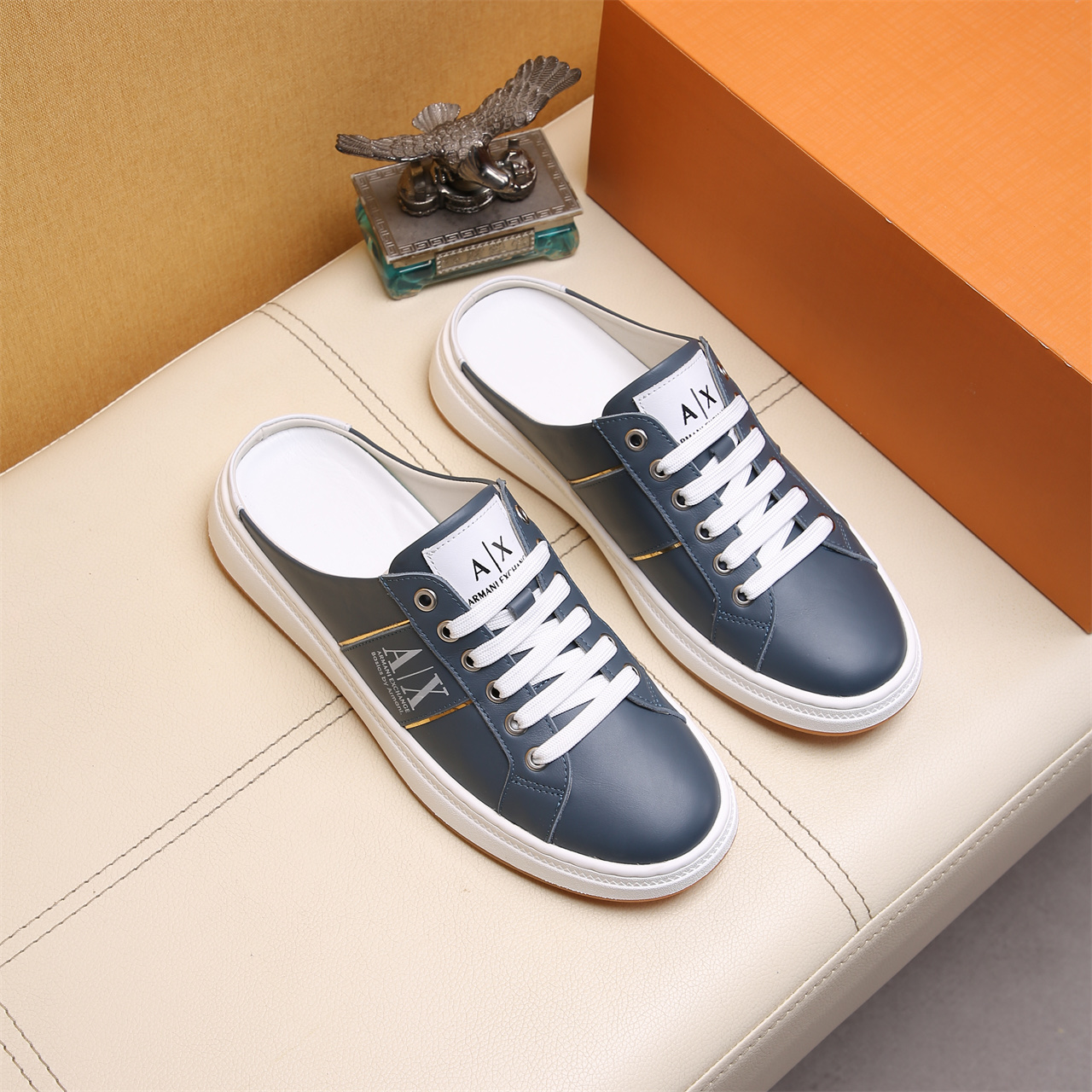 NO:852962,[Armani] Men's latest semi-trailers, equipped with the most popular elements at the moment, the upper is made of imported high-quality cowhide, and the lining is made of high-quality sheepskin, which is soft and comfortable. The picky selection of materials and exquisite workmanship give you the best enjoyment. Size 38-44, G11,,armani,cowhide,sheepskin19860909[阿玛尼]男士最新半拖,配备当下最流行元素,鞋面采用进口优质牛皮,内里采用优质羊皮柔软舒适.挑剔的选料精致的做工给您最好的享受.码数38-44,G11,,armani,cowhide,sheepskin,Men's shoes