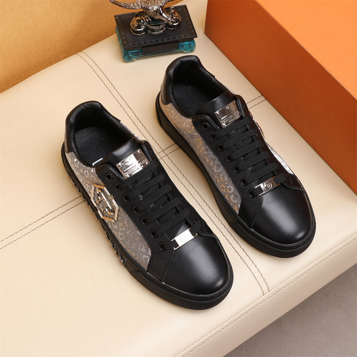 NO:352554,[P P] New casual shoes. Exclusive mold-opening custom style, the fabric is imported from Italy, with genuine leather breathable inner lining. Exclusive mold-opening custom-made sole wear-resistant and non-slip. The counter-level version, perfect matching, foot-mounted effect, exquisite turning work. Number of 38-44.G1,,cowhide19860909［P P ］新款休闲鞋.独家开模定制风格,面料采用意大利进口牛皮,真皮透气内里.独家开模定制大底耐磨防滑.专柜级别版型,完美搭配、上脚效果,车工精湛.码数38-44.G1,,cowhide,Men's shoes