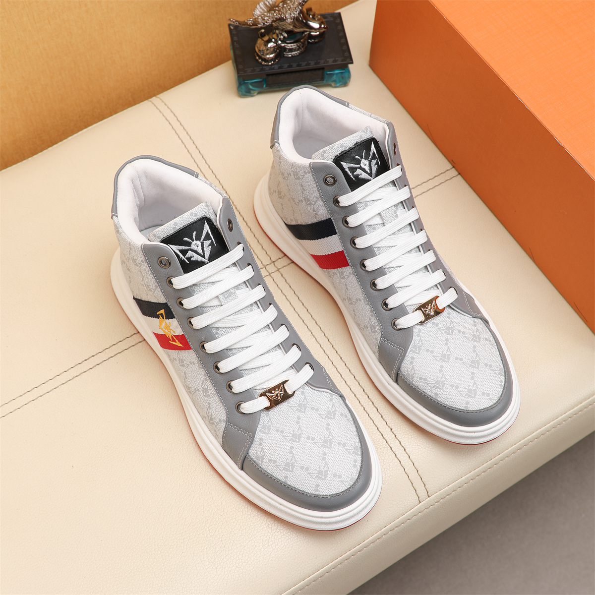 NO:352563,[Guqi] New high-top, exclusive custom-made style for mold opening, fabric using imported cowhide from Italy, fur inside. Exclusive custom-made large sole wear-resistant and non-slip. The counter-level version, perfect matching, foot-mounted effect, exquisite turning work. Number of 38-44.G9,,cowhide19860909［古奇］新款高帮,独家开模定制风格,面料采用意大利进口牛皮,皮毛内里.独家开模定制大底耐磨防滑.专柜级别版型,完美搭配、上脚效果,车工精湛.码数38-44.G9,,cowhide,Men's shoes