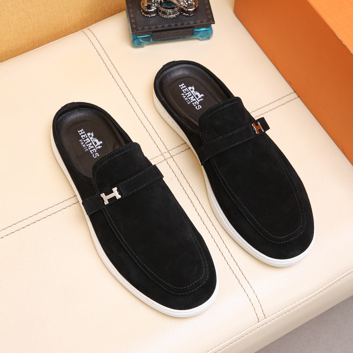 NO:852970,[Hermès] Men's latest half-flop, equipped with the most popular elements at the moment, the upper is made of imported high-quality cowhide, and the lining is made of high-quality sheepskin, which is soft and comfortable. The picky selection of materials and exquisite workmanship give you the best enjoyment. Size 38-44, G11,, hermes, cowhide, sheepskin19860909[爱玛仕]男士最新半拖,配备当下最流行元素,鞋面采用进口优质牛皮,内里采用优质羊皮柔软舒适.挑剔的选料精致的做工给您最好的享受.码数38-44,G11,,hermes,cowhide,sheepskin,Men's shoes