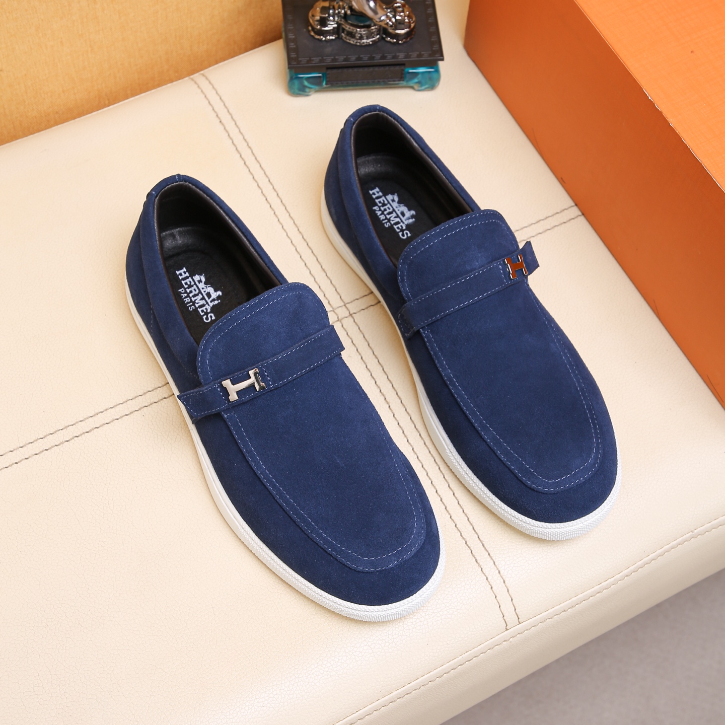 NO:852977,P [Hermès] hot model style is simple and elegant, exclusive for trendy men. Unique official website latest brand elements and original Gucci decoration, fashionable and generous, imported fabrics, fully imported first-layer pigskin lining, official website designated wear-resistant, lightweight original rubber casual outsole, counter classic model actual shot 38-44, G11,, hermes19860909P [爱玛仕]爆款版型简洁大气,潮男专属.独有的官网最新品牌元素元素古奇原版装饰,时尚又大方,进口面料,全进口头层猪皮内里,官网指定耐磨、轻便原版橡胶休闲大底,专柜经典款实物拍摄38-44,G11,,hermes,Men's shoes