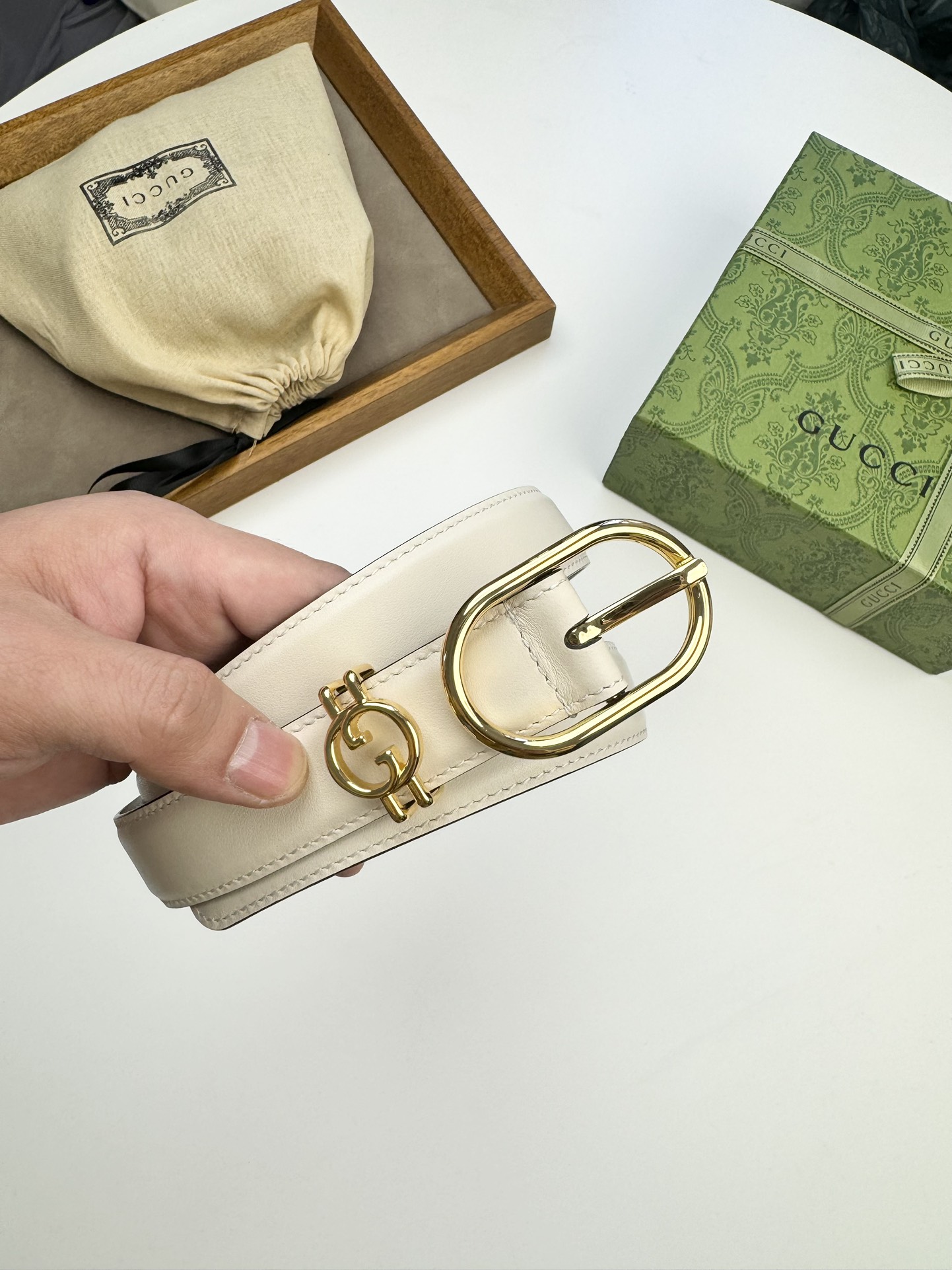 Gucci 新款Gucci GG 针扣女士简约腰带进口头层牛皮， 皮底。 的手工无可挑剔，小巧，宽度 3.0cm