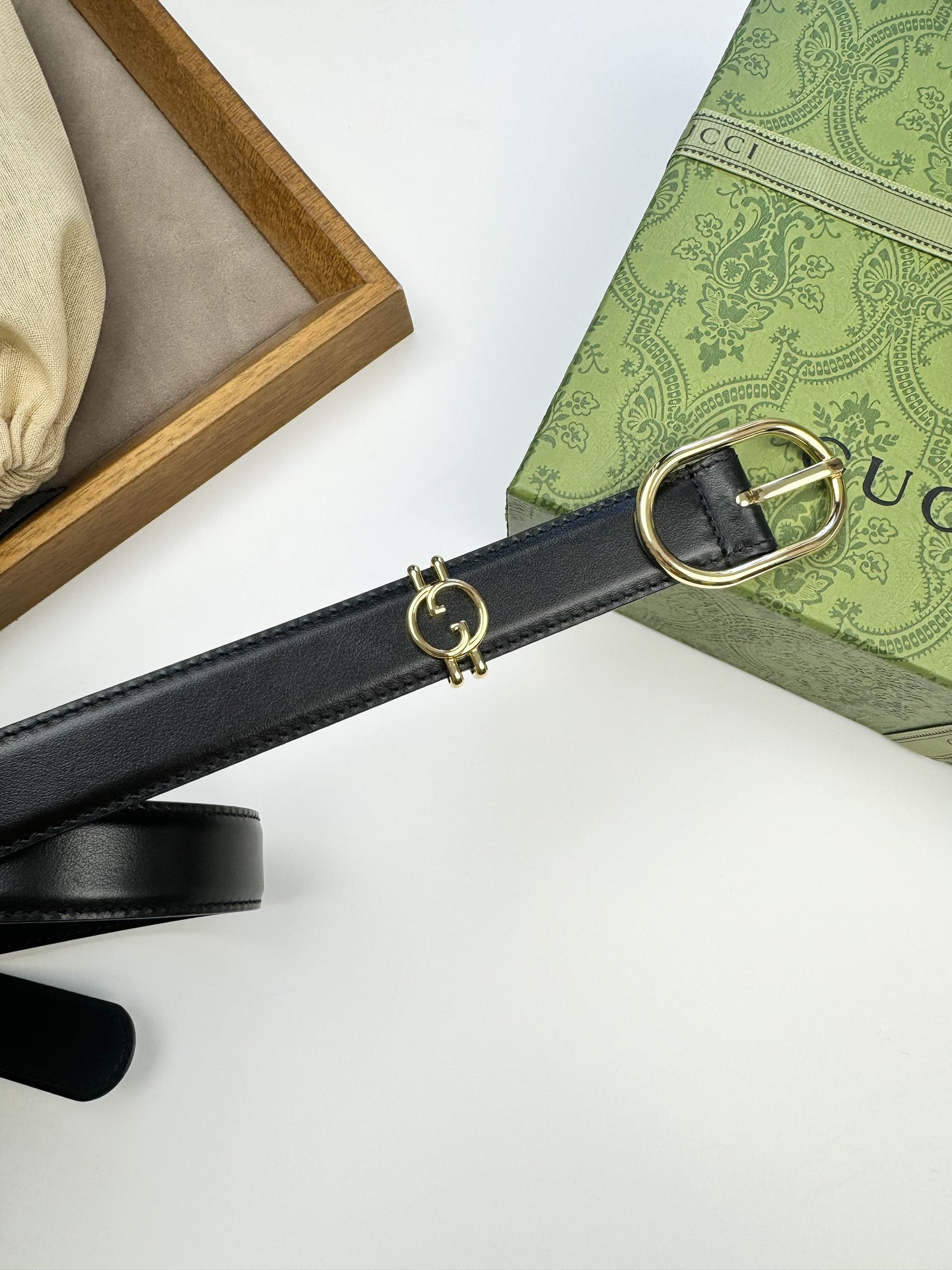 Gucci 新款Gucci GG 针扣女士简约腰带进口头层牛皮， 皮底。 的手工无可挑剔，小巧，宽度 3.0cm
