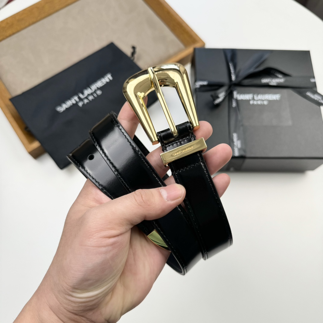Saint Laurent 伊夫圣罗兰YSL 自诞生的那一刻起 就在人们心中留下了色彩缤纷 浪漫高雅的形象 而不落俗套是他的特征