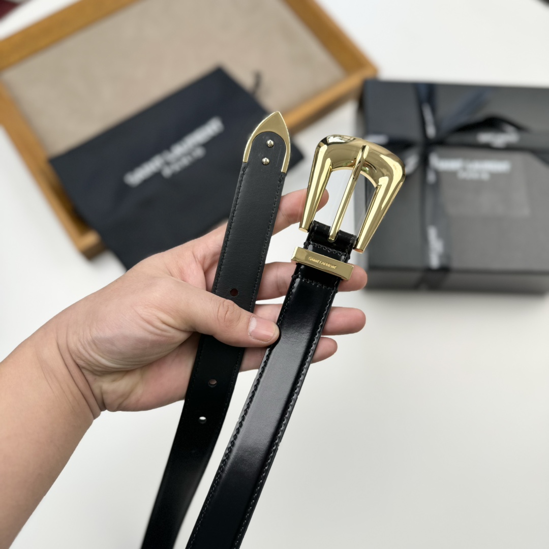 Saint Laurent 伊夫圣罗兰YSL 自诞生的那一刻起 就在人们心中留下了色彩缤纷 浪漫高雅的形象 而不落俗套是他的特征