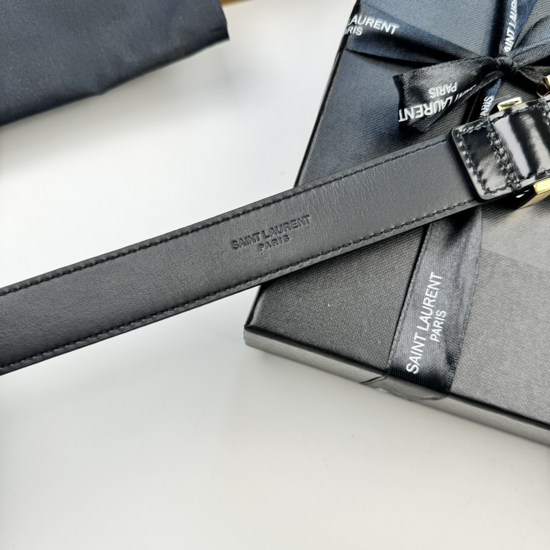 Saint Laurent 伊夫圣罗兰YSL 自诞生的那一刻起 就在人们心中留下了色彩缤纷 浪漫高雅的形象 而不落俗套是他的特征