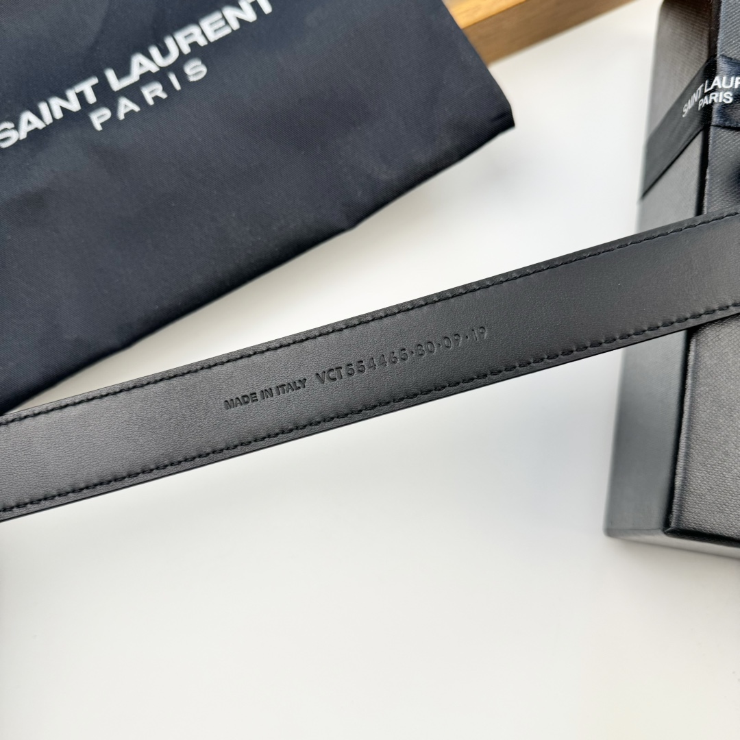 Saint Laurent 伊夫圣罗兰YSL 自诞生的那一刻起 就在人们心中留下了色彩缤纷 浪漫高雅的形象 而不落俗套是他的特征
