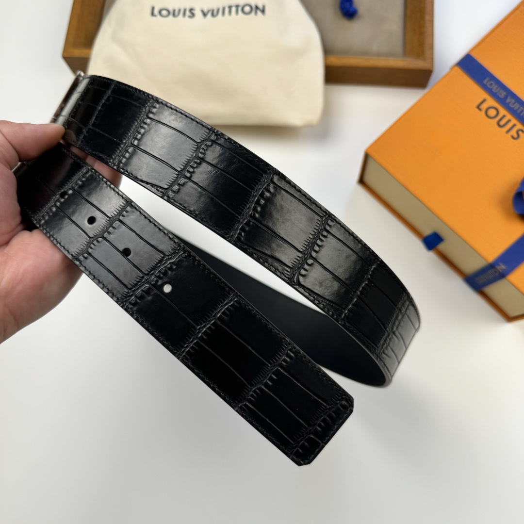 Lacoste 代购版LV 男士双面腰带取材进口专款面料 鳄鱼纹牛皮 搭配 字母挂扣 传递内敛与雅致