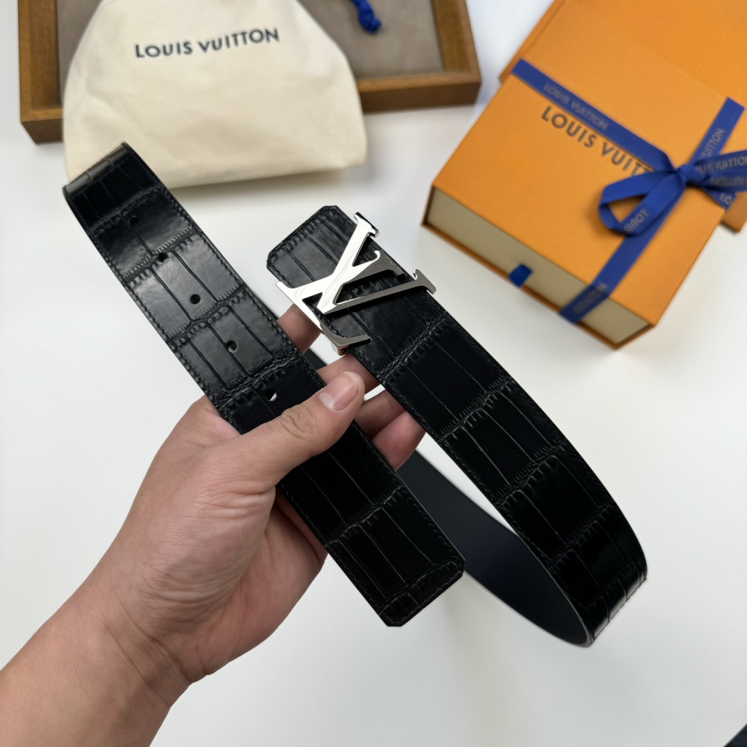 Lacoste 代购版LV 男士双面腰带取材进口专款面料 鳄鱼纹牛皮 搭配 字母挂扣 传递内敛与雅致