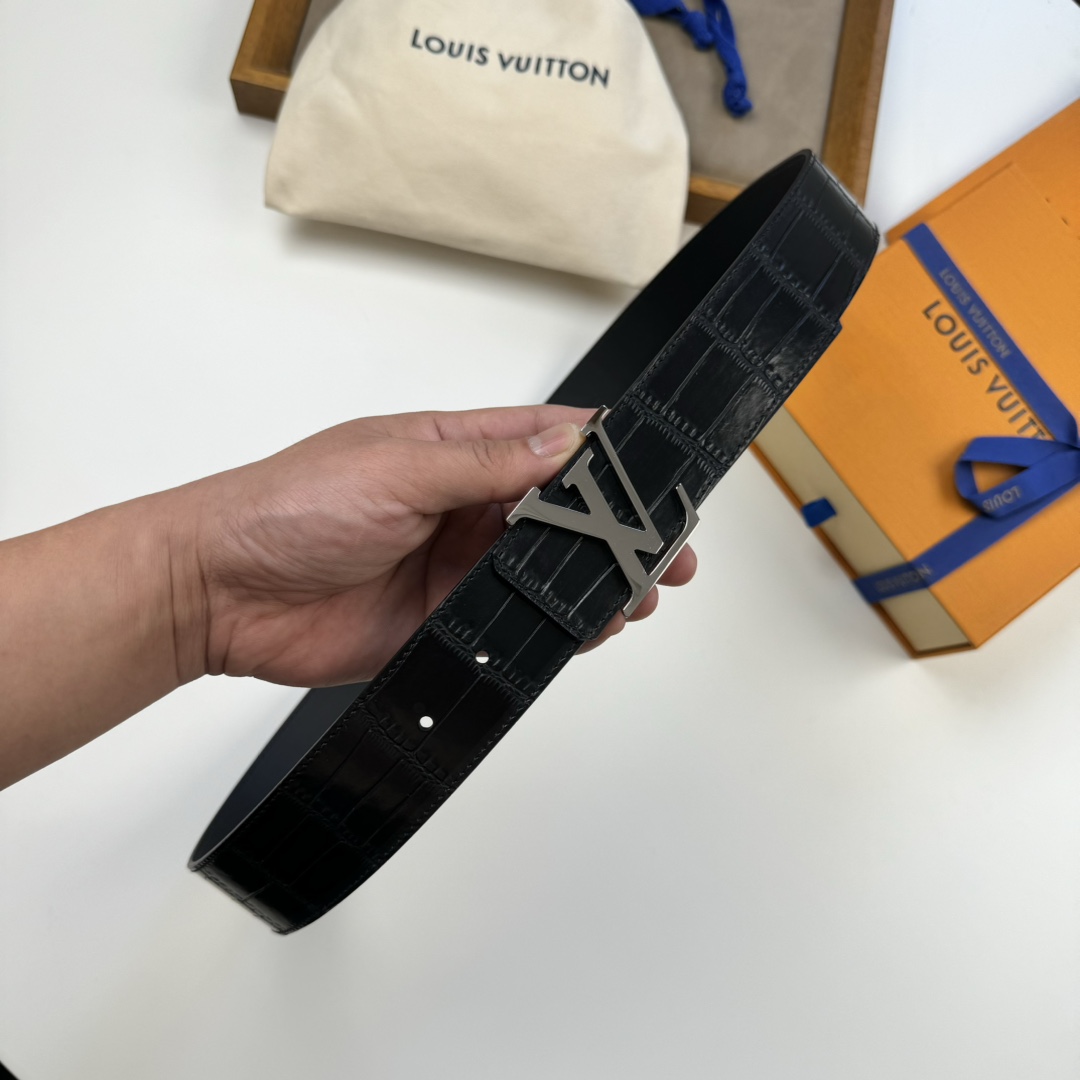 Lacoste 代购版LV 男士双面腰带取材进口专款面料 鳄鱼纹牛皮 搭配 字母挂扣 传递内敛与雅致