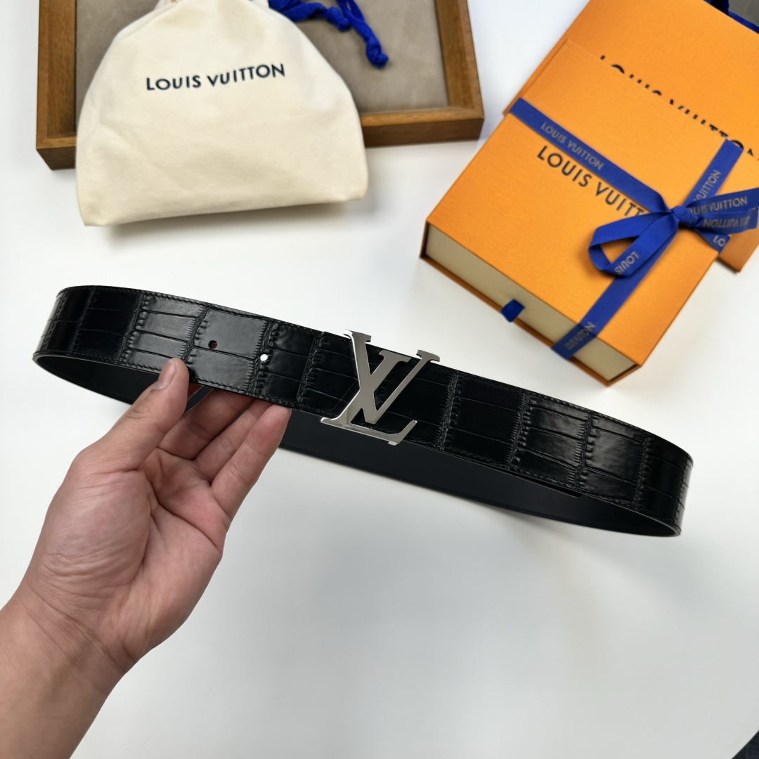 Lacoste 代购版LV 男士双面腰带取材进口专款面料 鳄鱼纹牛皮 搭配 字母挂扣 传递内敛与雅致
