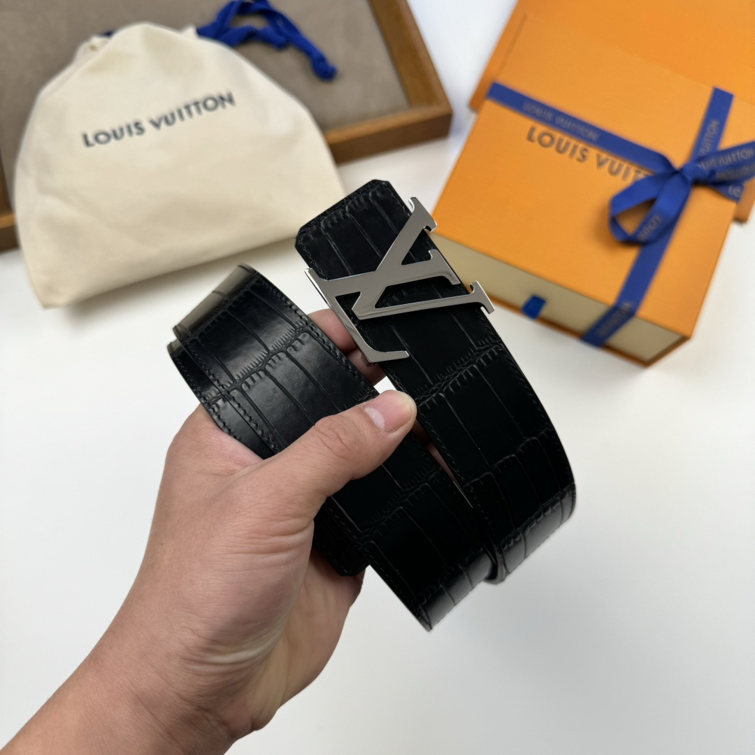 Lacoste 代购版LV 男士双面腰带取材进口专款面料 鳄鱼纹牛皮 搭配 字母挂扣 传递内敛与雅致