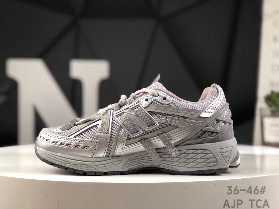 💰320
带半码✅新百伦 New Balance M1906系列 复古单品宝藏老爹鞋款 复古元素叠加 质感超级棒 楦版型材料细节做工精细 作为NB最经典的档案鞋型之一 与2002一样，1906有着NB最成熟的技术加持和复古款式，而本次推出的版本参照2002r的定位，相信会在性价两端做出权衡。单从造型上来看，依旧是vibe风格，味道很正，细节也很酷，这双1906r无疑必能打入复古跑鞋爱好者的年度鞋款名录
货号:M1906AG
尺码:36 37 37.5 38 38.5 39.5 40 40.5 41.5 42 42.5 43 44 45 46  AJP  TCA