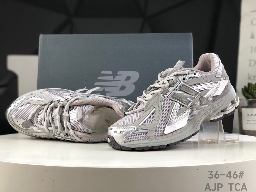 💰320
带半码✅新百伦 New Balance M1906系列 复古单品宝藏老爹鞋款 复古元素叠加 质感超级棒 楦版型材料细节做工精细 作为NB最经典的档案鞋型之一 与2002一样，1906有着NB最成熟的技术加持和复古款式，而本次推出的版本参照2002r的定位，相信会在性价两端做出权衡。单从造型上来看，依旧是vibe风格，味道很正，细节也很酷，这双1906r无疑必能打入复古跑鞋爱好者的年度鞋款名录
货号:M1906AG
尺码:36 37 37.5 38 38.5 39.5 40 40.5 41.5 42 42.5 43 44 45 46  AJP  TCA