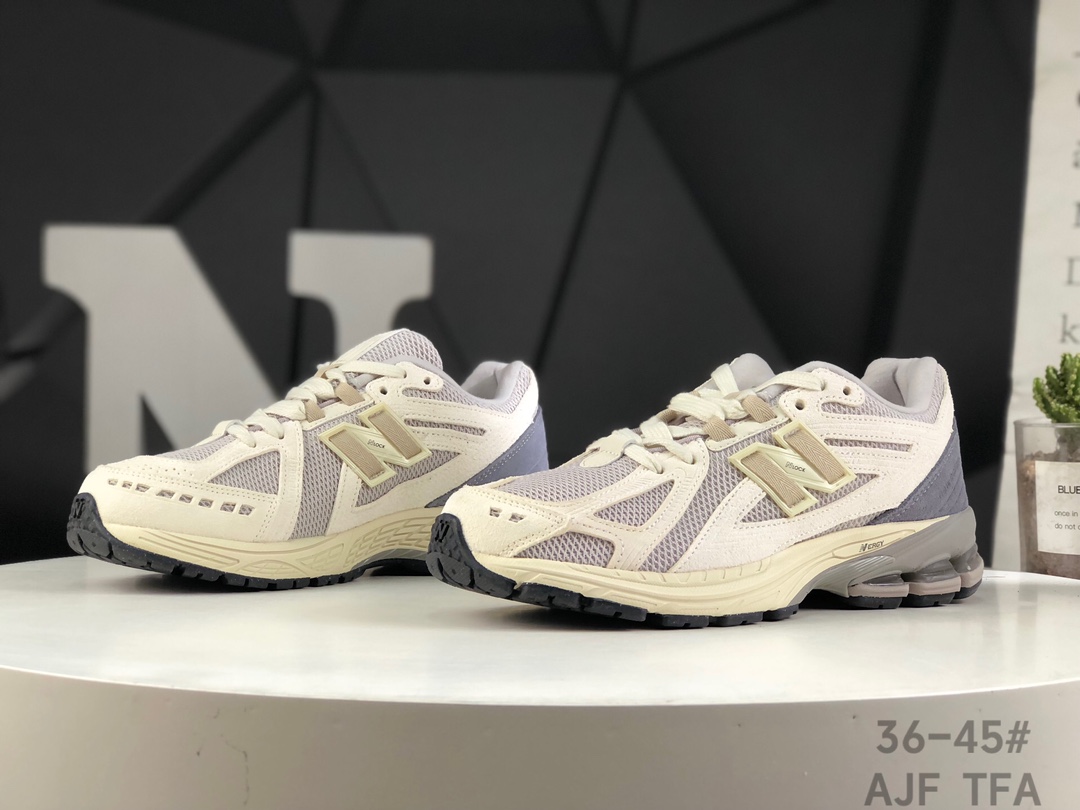 💰320带半码✅新百伦New Balance 1906系列复古老爹风休闲运动慢跑鞋 
货号：M1906
#采用轻质牛剖革拼接透气网眼衬垫织物鞋面材质 T-Beam大底提供足步弓支撑，保持步态稳定 后跟搭载外露缓震胶
尺码：如图右下角所示 AJF  TFA