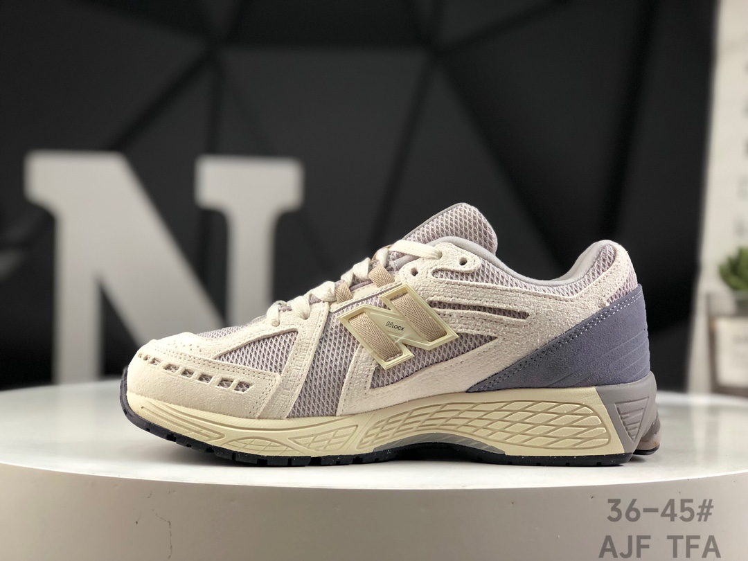 💰320带半码✅新百伦New Balance 1906系列复古老爹风休闲运动慢跑鞋 
货号：M1906
#采用轻质牛剖革拼接透气网眼衬垫织物鞋面材质 T-Beam大底提供足步弓支撑，保持步态稳定 后跟搭载外露缓震胶
尺码：如图右下角所示 AJF  TFA