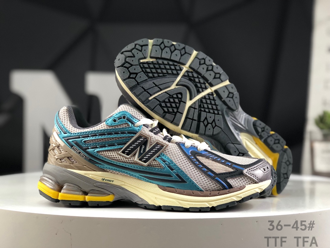 💰320
带半码✅新百伦 New Balance 1906系列复古老爹风休闲运动慢跑鞋 
货号：M1906RRC
#采用轻质牛剖革拼接透气网眼衬垫织物鞋面材质 T-Beam大底提供足步弓支撑，保持步态稳定 后跟搭载外露缓震胶
尺码：36 37 37.5 38 38.5 39 40 40.5 41 42 42.5 43 44 45  TTF  TFA