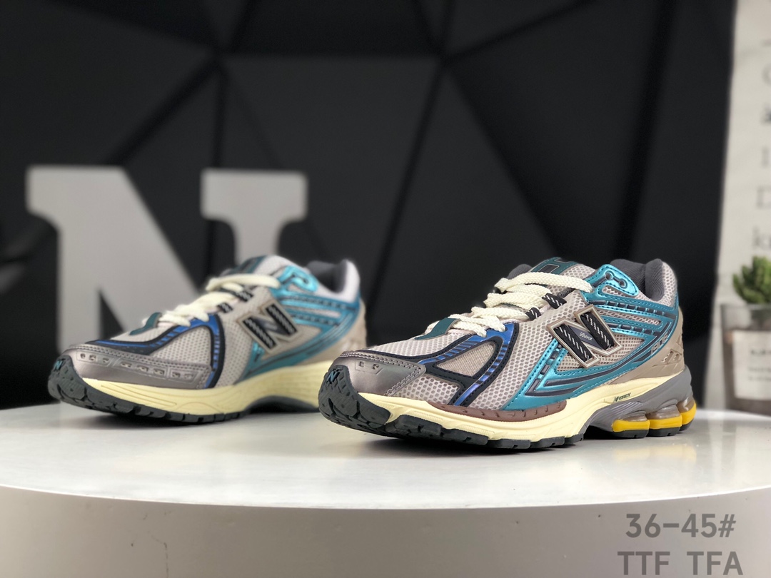 💰320
带半码✅新百伦 New Balance 1906系列复古老爹风休闲运动慢跑鞋 
货号：M1906RRC
#采用轻质牛剖革拼接透气网眼衬垫织物鞋面材质 T-Beam大底提供足步弓支撑，保持步态稳定 后跟搭载外露缓震胶
尺码：36 37 37.5 38 38.5 39 40 40.5 41 42 42.5 43 44 45  TTF  TFA