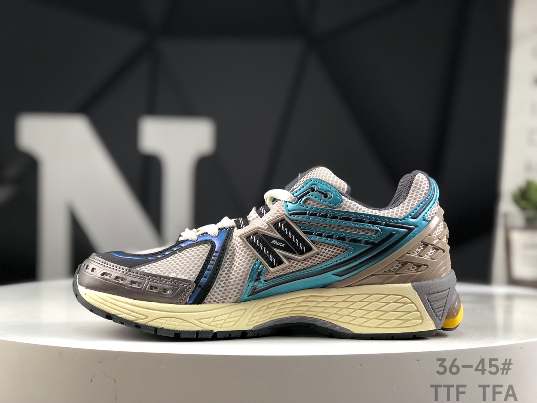 💰320
带半码✅新百伦 New Balance 1906系列复古老爹风休闲运动慢跑鞋 
货号：M1906RRC
#采用轻质牛剖革拼接透气网眼衬垫织物鞋面材质 T-Beam大底提供足步弓支撑，保持步态稳定 后跟搭载外露缓震胶
尺码：36 37 37.5 38 38.5 39 40 40.5 41 42 42.5 43 44 45  TTF  TFA