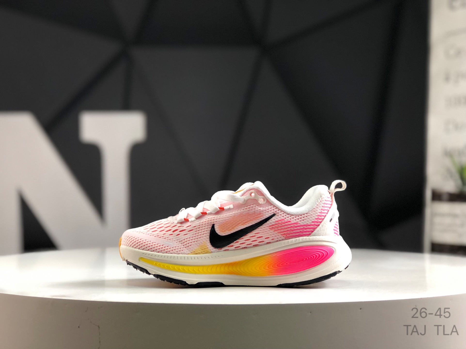 图片[2]-🔻亲子鞋 耐克 Nike VOMERO 18 耐克 舒适减震防滑 低帮跑步鞋 全掌ReactX泡绵中底 前掌和后跟还配备了Air Zoom气垫单元 据说跑起来更快更舒适哦 这次最大的升级点 首次引入了ReactX泡绵 货号：HQ2157-004 尺码：如图所示 TAJ TLA-选品中心