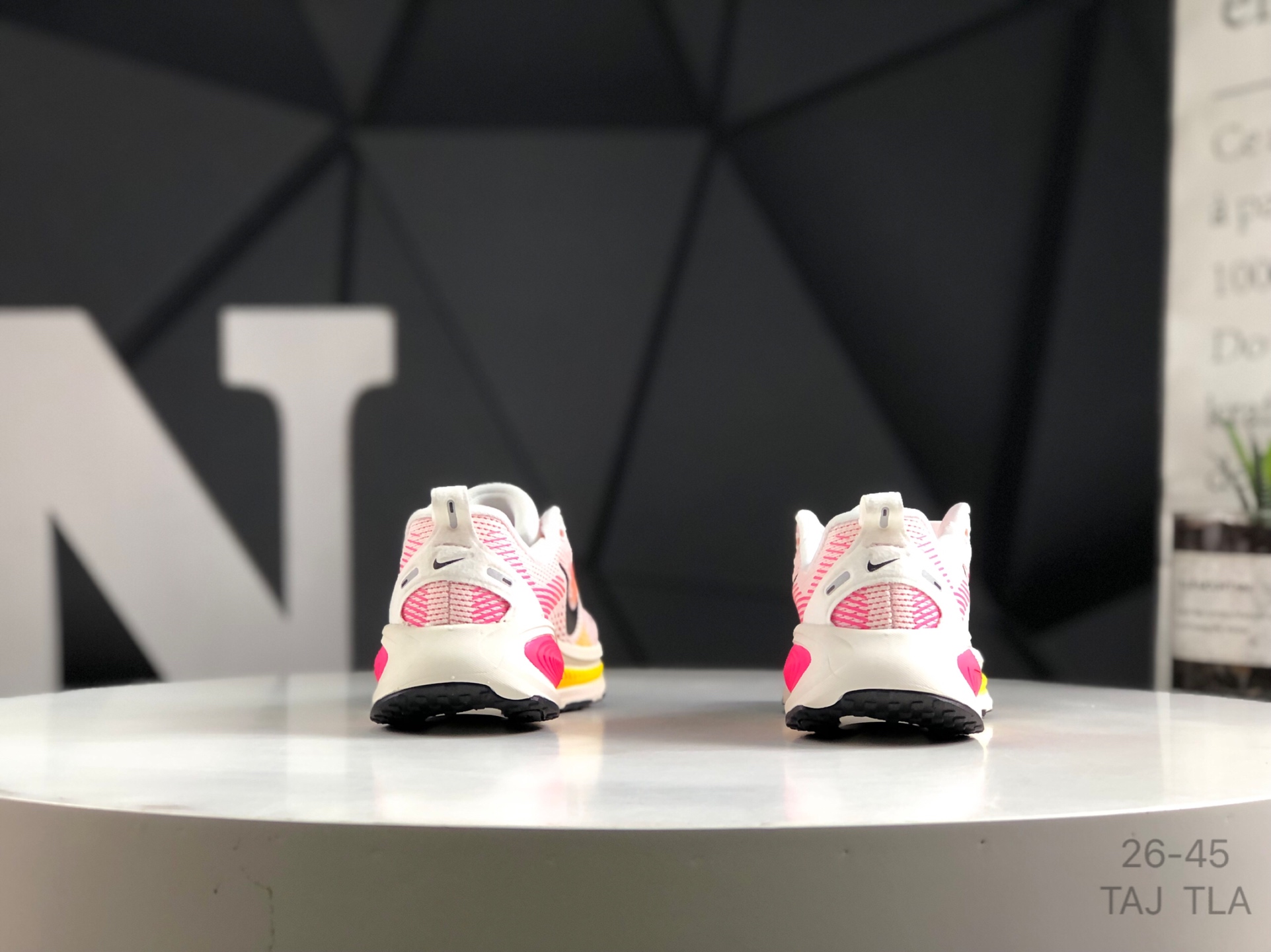 图片[6]-🔻亲子鞋 耐克 Nike VOMERO 18 耐克 舒适减震防滑 低帮跑步鞋 全掌ReactX泡绵中底 前掌和后跟还配备了Air Zoom气垫单元 据说跑起来更快更舒适哦 这次最大的升级点 首次引入了ReactX泡绵 货号：HQ2157-004 尺码：如图所示 TAJ TLA-选品中心