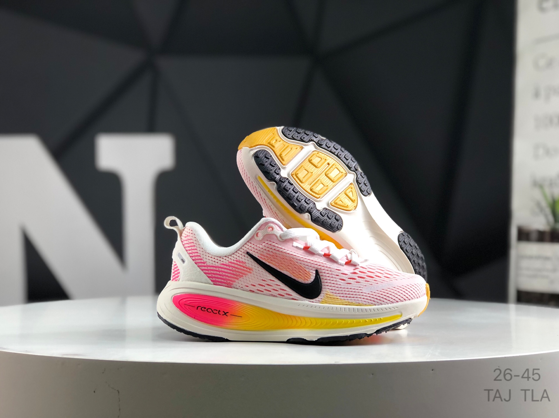 图片[5]-🔻亲子鞋 耐克 Nike VOMERO 18 耐克 舒适减震防滑 低帮跑步鞋 全掌ReactX泡绵中底 前掌和后跟还配备了Air Zoom气垫单元 据说跑起来更快更舒适哦 这次最大的升级点 首次引入了ReactX泡绵 货号：HQ2157-004 尺码：如图所示 TAJ TLA-选品中心